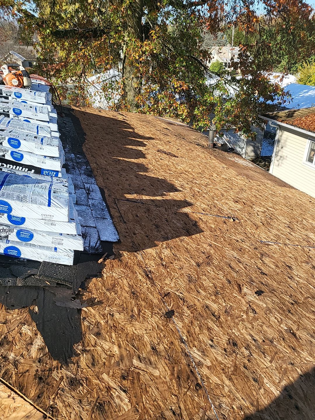 ATLAS PINNACLE COLOR: OYSTER SHELL DRIP EDGE: WHITE by Eagle Eye Roofing