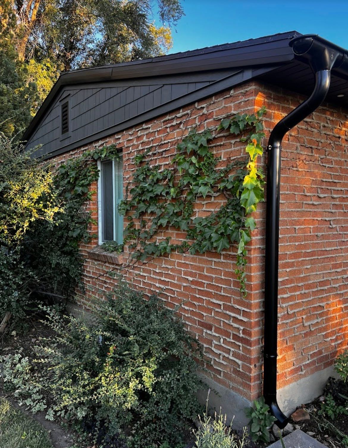 Bountiful | Hardie Mixed Siding & Detached Garage | Iron Gray by Ideal Siding Utah