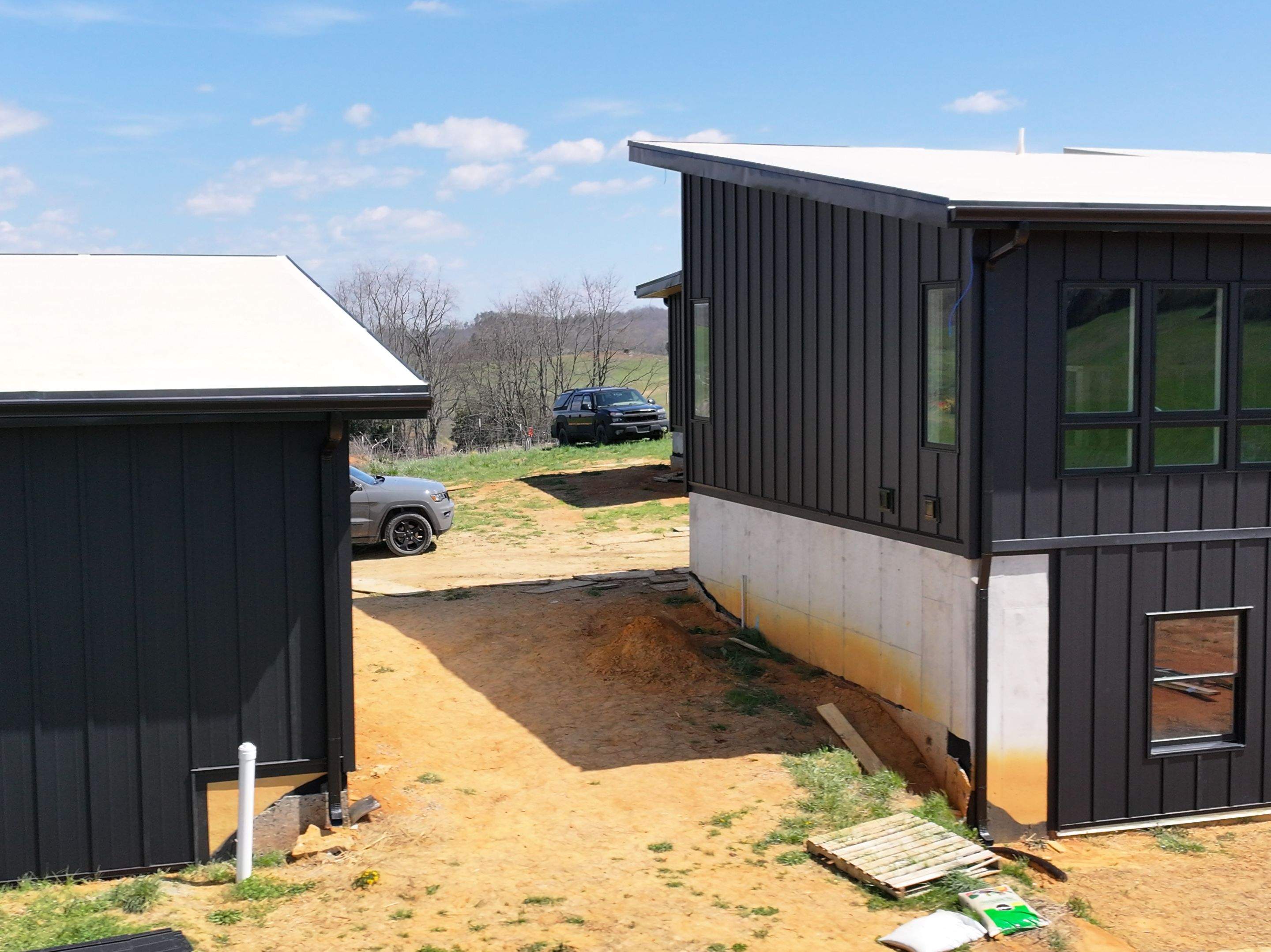 Phillips Residence  by Omnia Roofing