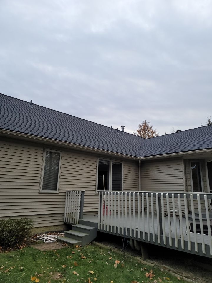 Brand: Atlas Pinnacle Color: Pristine Scotchguard Black Drip: Black by Eagle Eye Roofing
