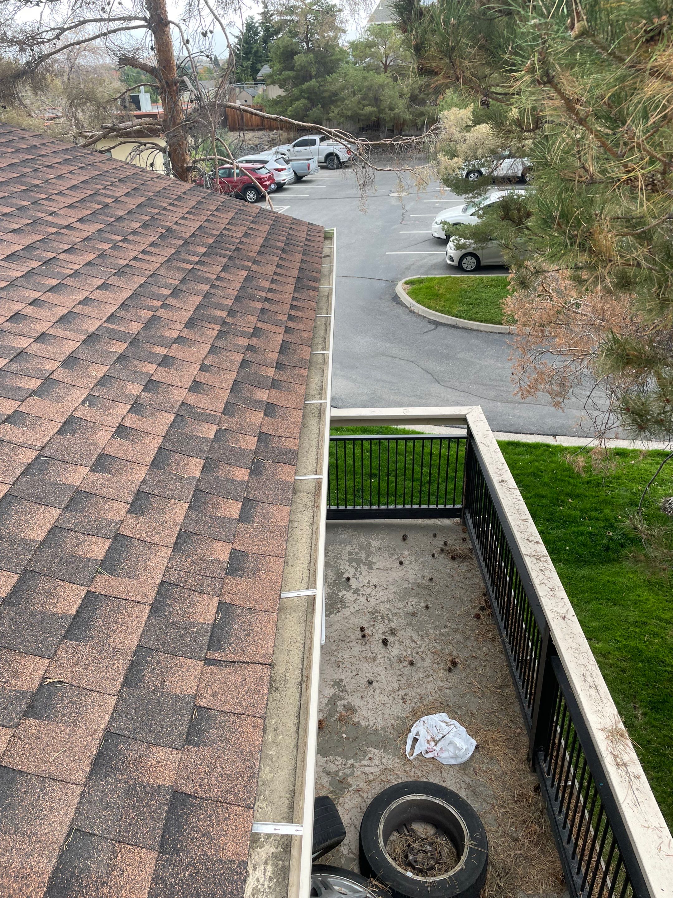 Commercial gutter cleaning Reno after photo with clean gutters