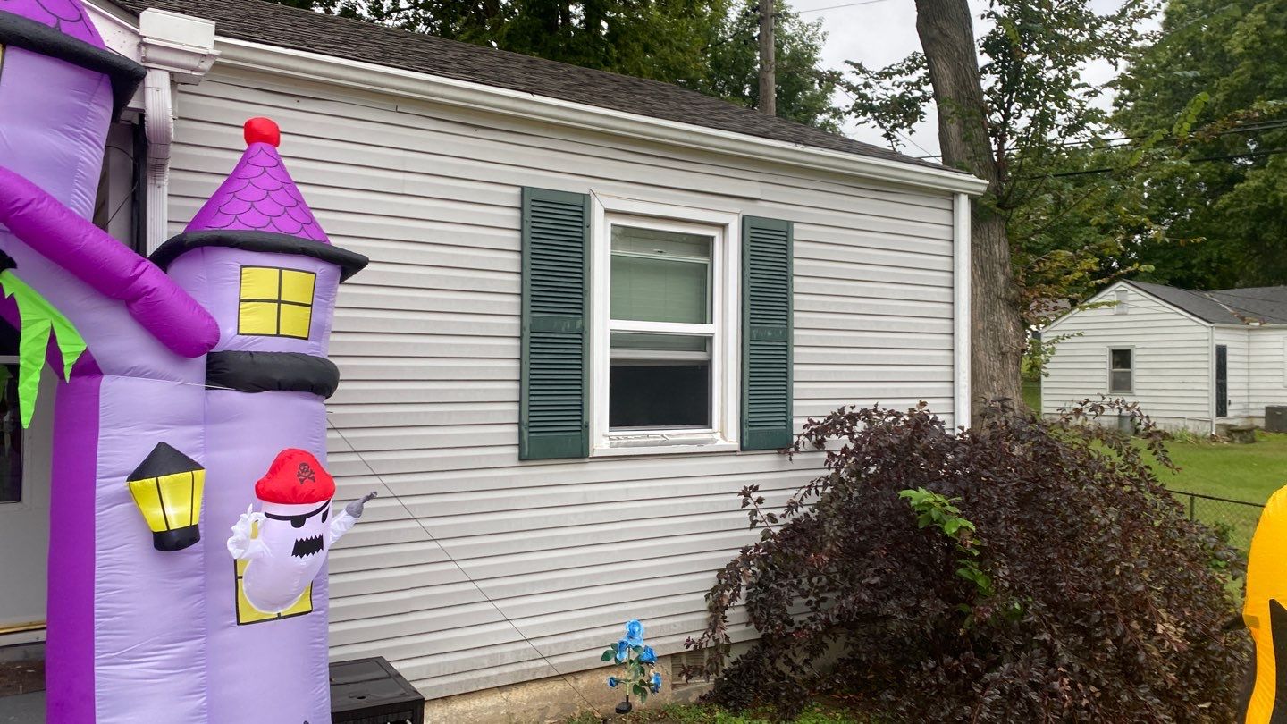 A whole new look for this Gladstone Home by EEC Windows, Siding & Roofing