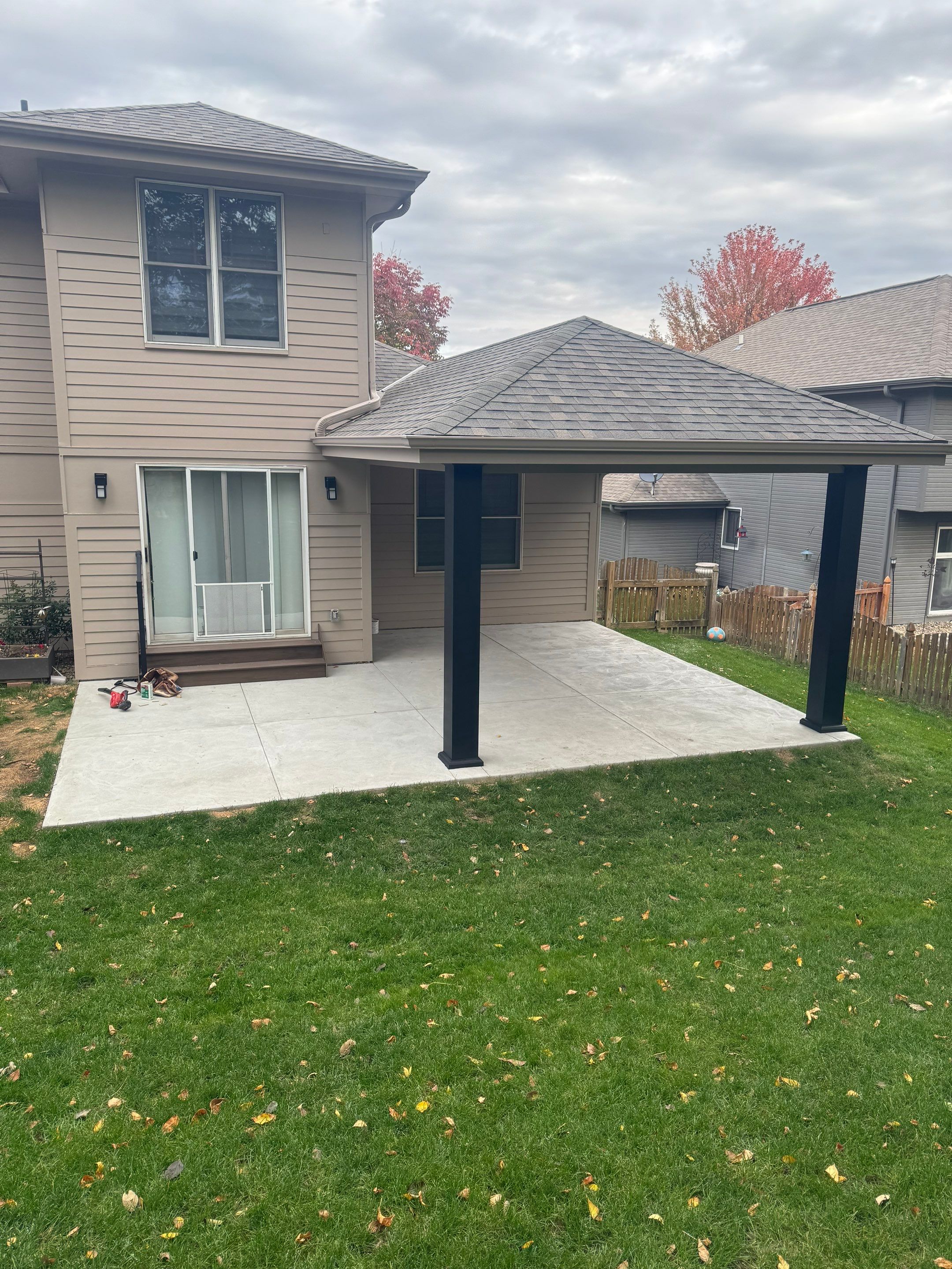 Hip roof by EAGLE EYE ENTERPRISES