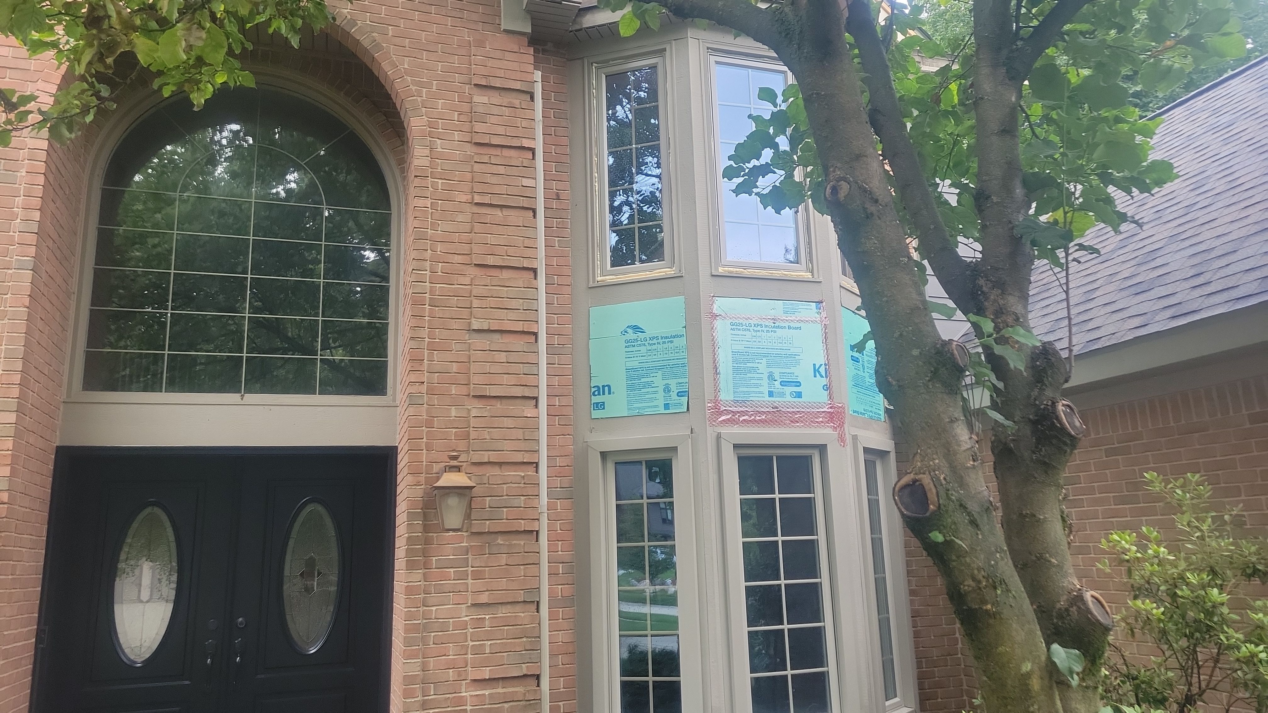 Roof Replacement using Owens Corning Peppercorn and Siding Replacement using Ascend Charcoal Smoke by 180 Contractors