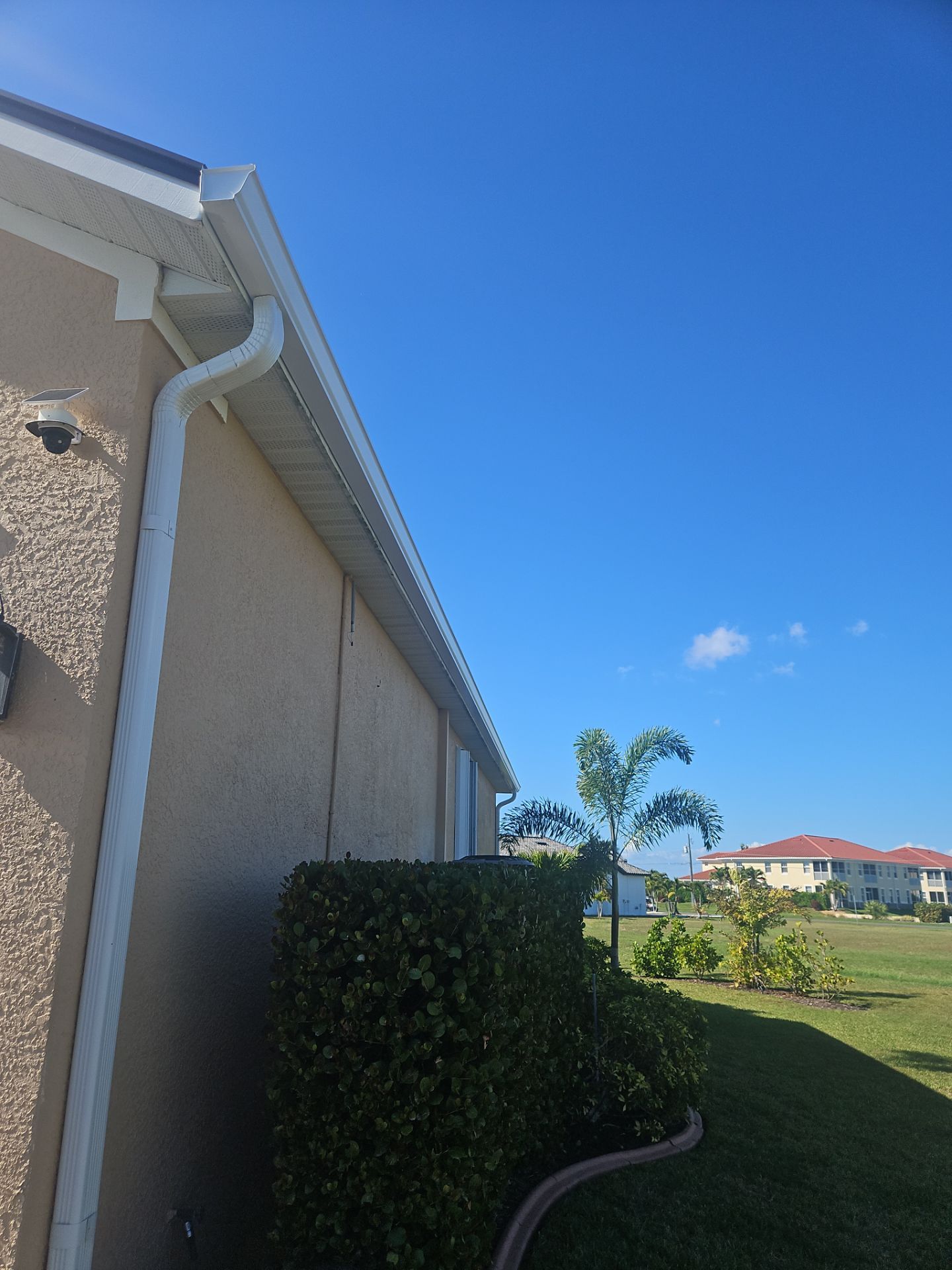 White 6 Inch Seamless Gutters using K-Style Seamless Gutters in Punta Gorda FL by Gutter Professors