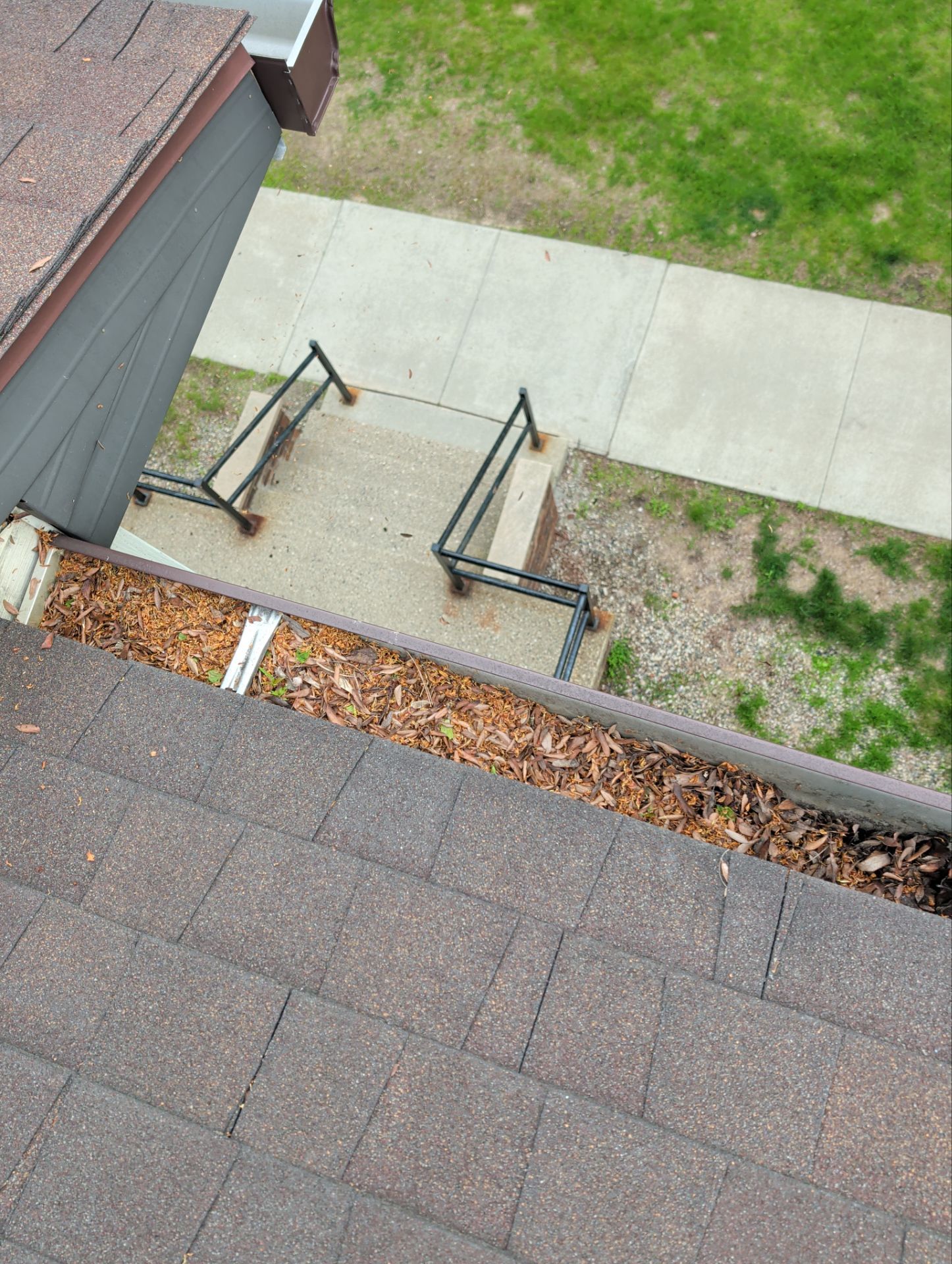 Commercial gutter cleaning Flint, MI before photo with filled gutters