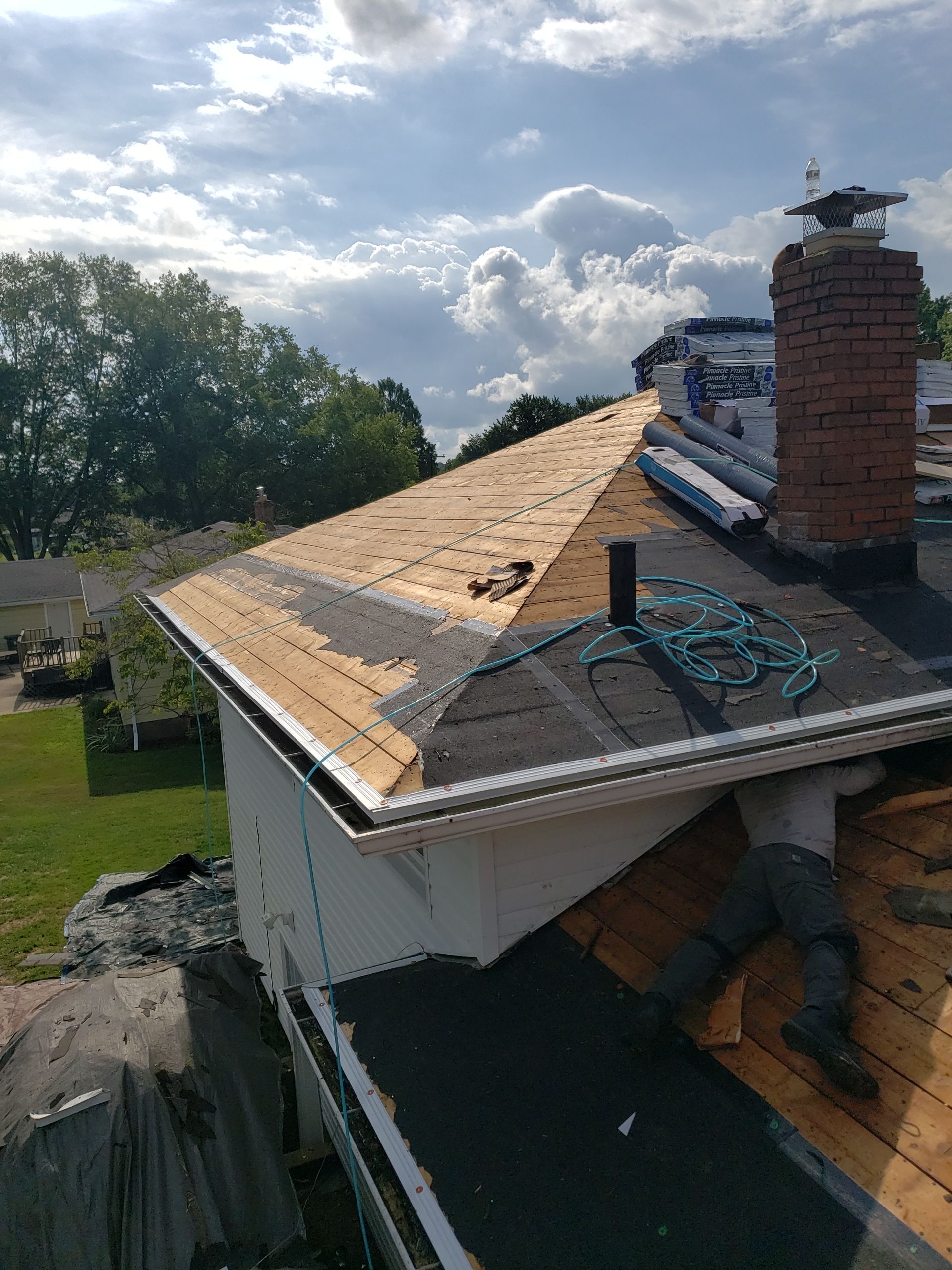 ATLAS PINNACLE COLOR: PRISTINE SCOTCHGARD BLACK DRIP EDGE: WHITE by Eagle Eye Roofing