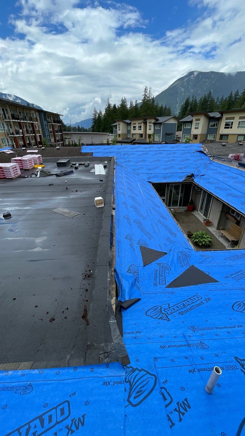 Residential ReRoofing Installation using OC Oakridge shingles by Top Notch Roofing Inc