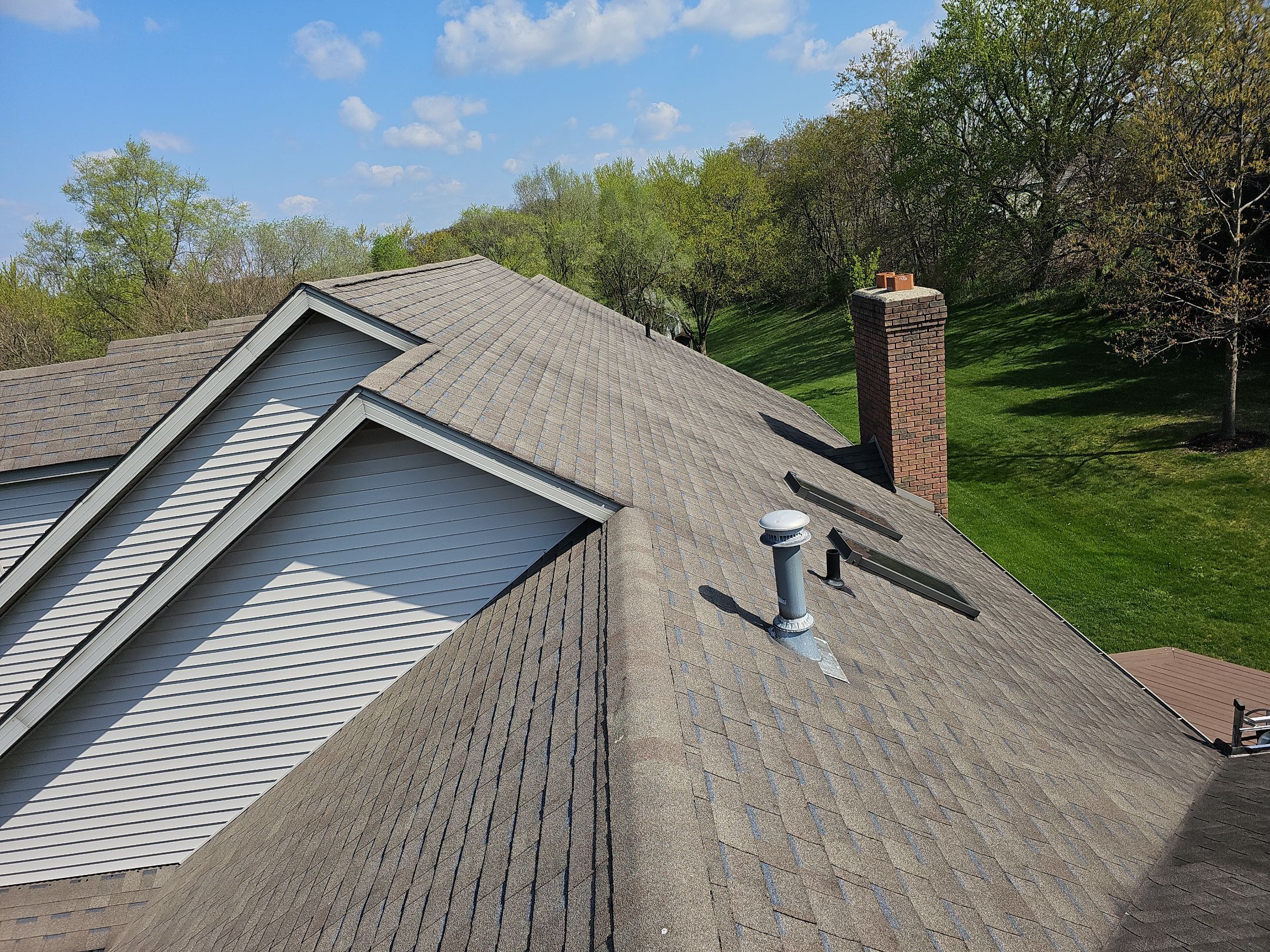 ATLAS PINNACLE COLOR: WEATHERED SHADOW by Eagle Eye Roofing