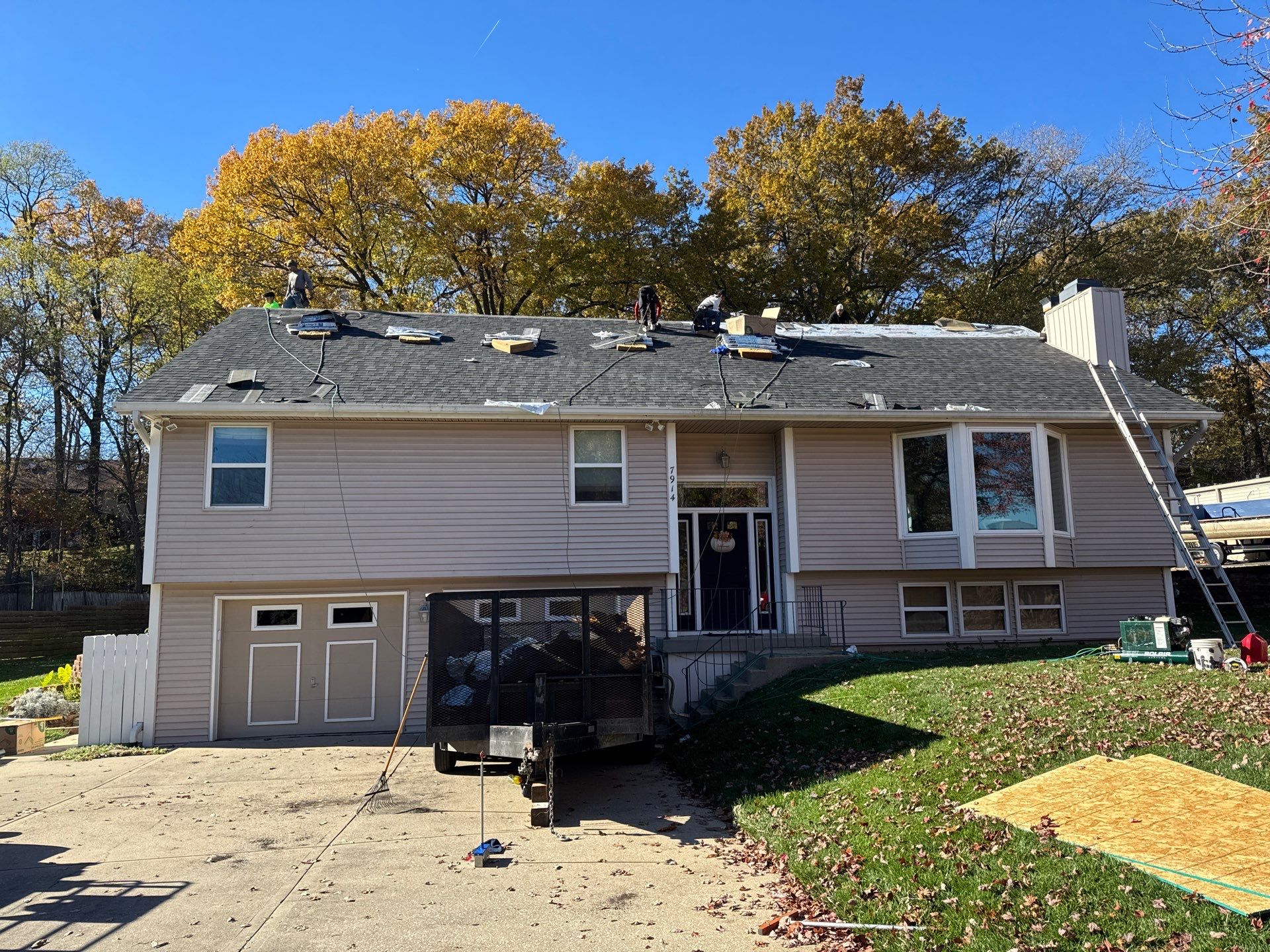 Had a storm and now a new roof! by EEC  Windows, Siding & Roofing 