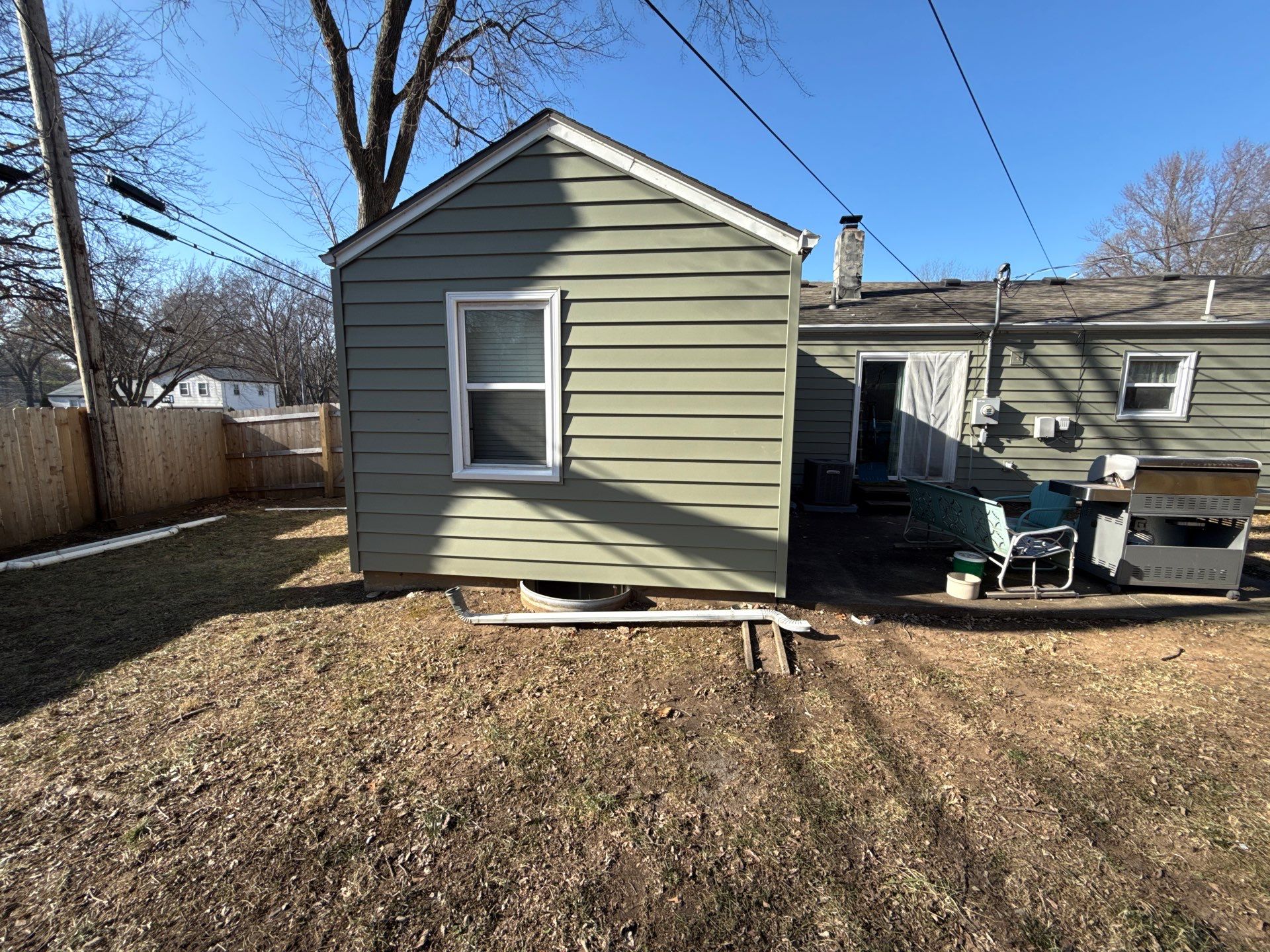 A whole new look for this Gladstone Home by EEC Windows, Siding & Roofing
