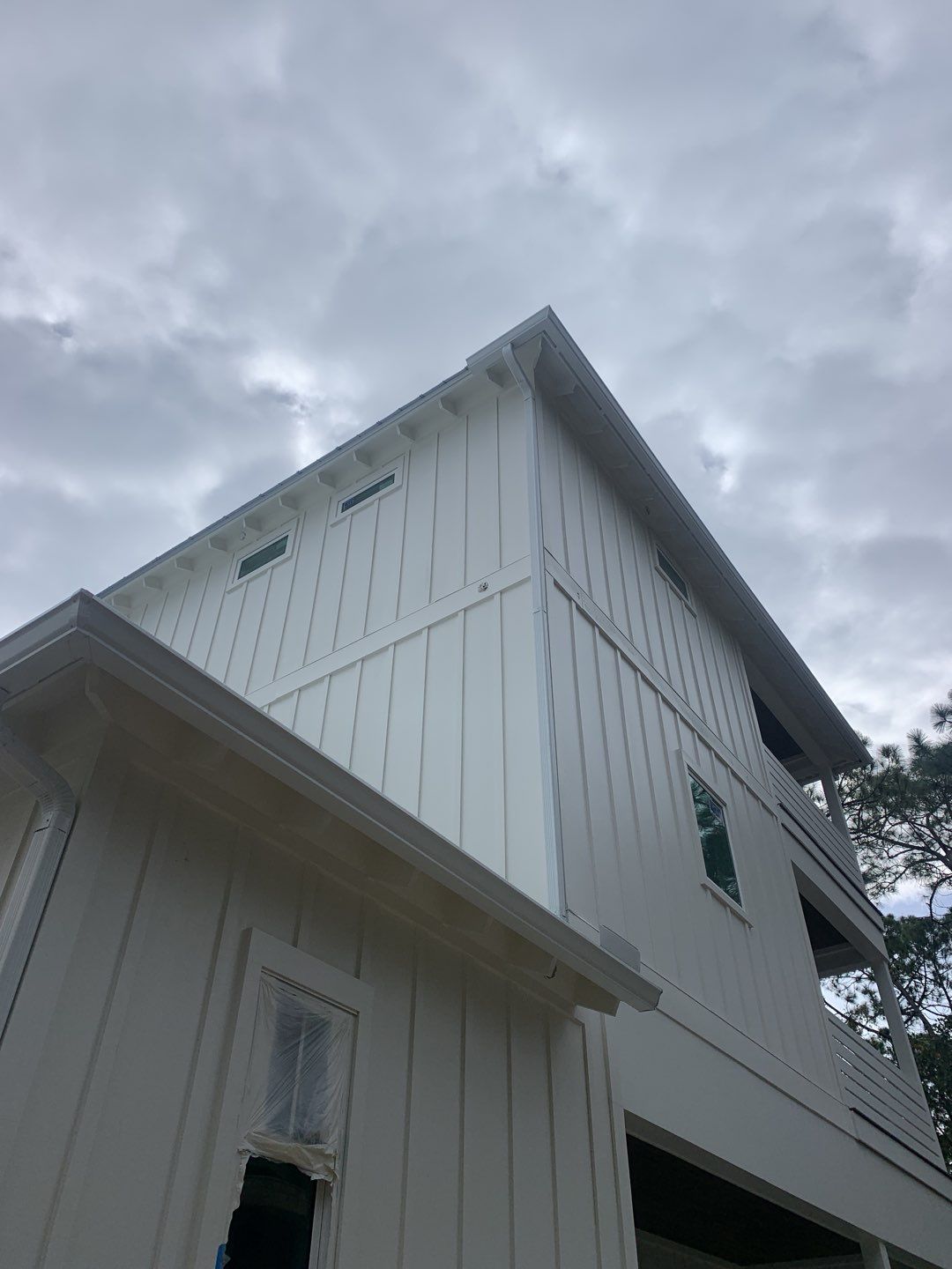 6-inch White Seamless Gutters in Santa Rosa Beach, FL by Gutter Professors