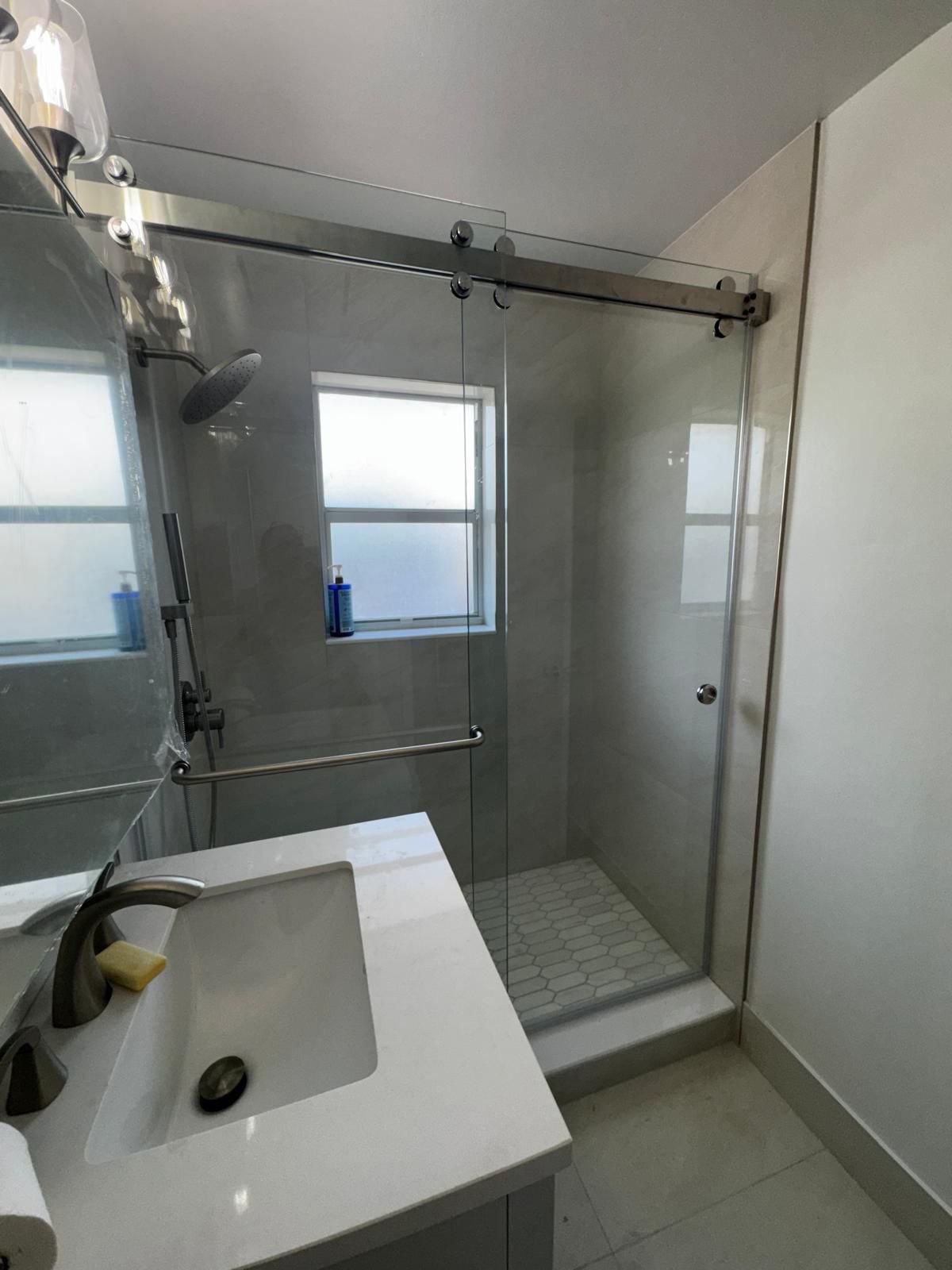 Guest Bathroom - Delray Beach by Hevi Tile