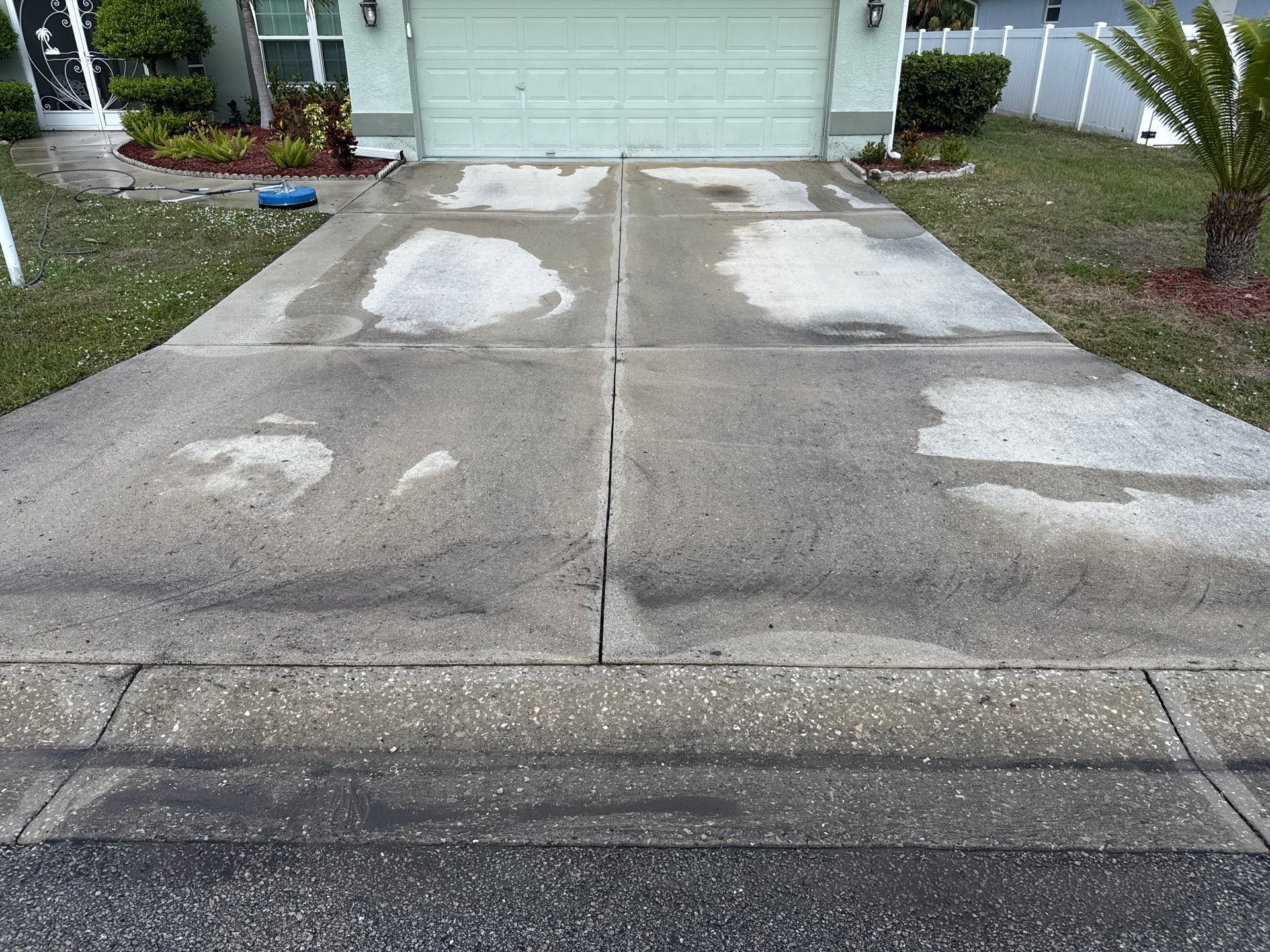 Concrete Driveway Cleaning in Arbor Creek Community – Palmetto, FL by Sunshine AquaWash