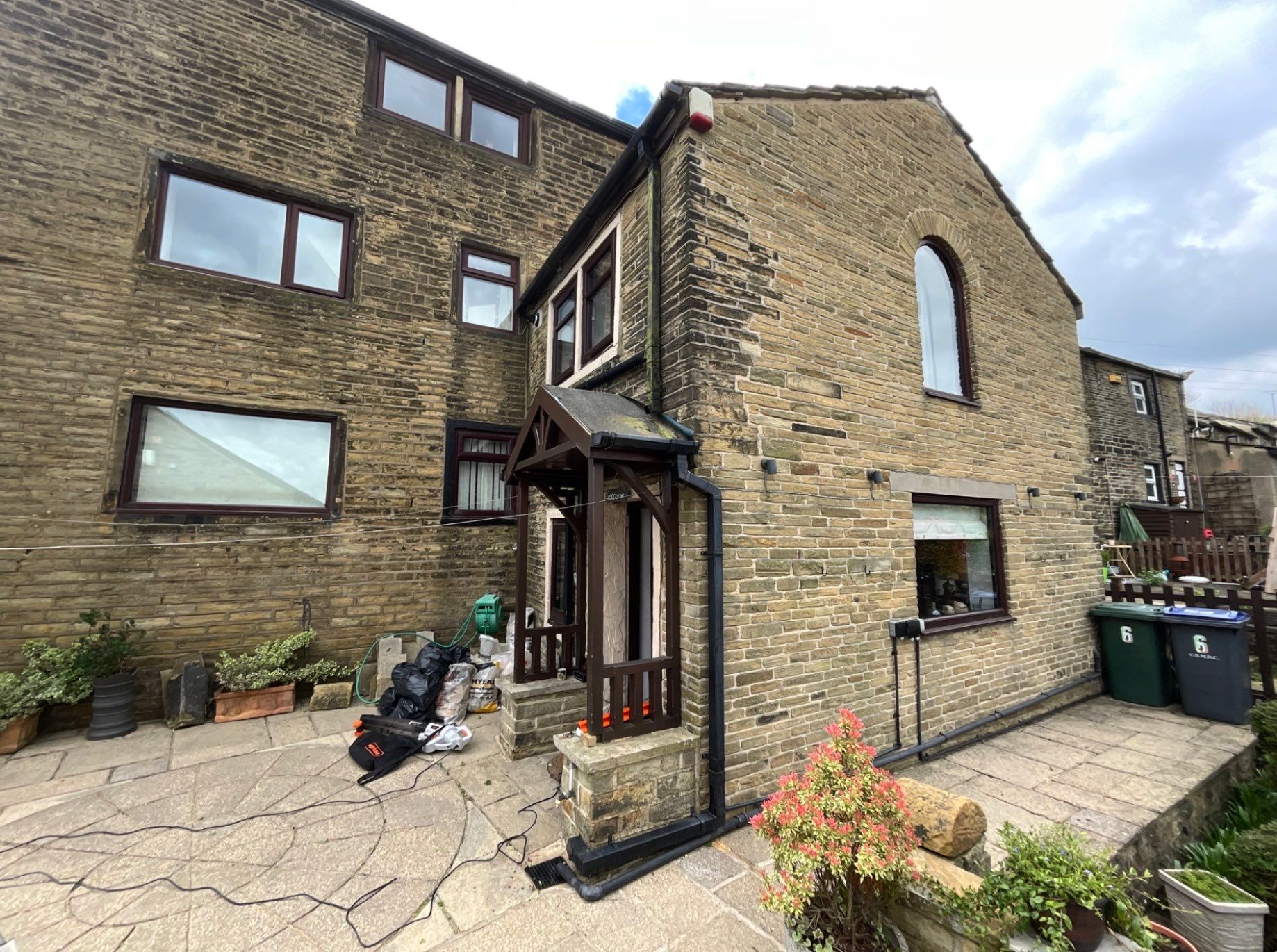 ❄️🏡 100-year-old solid-stone cottage in West Yorkshire by Elite Services Group Ltd