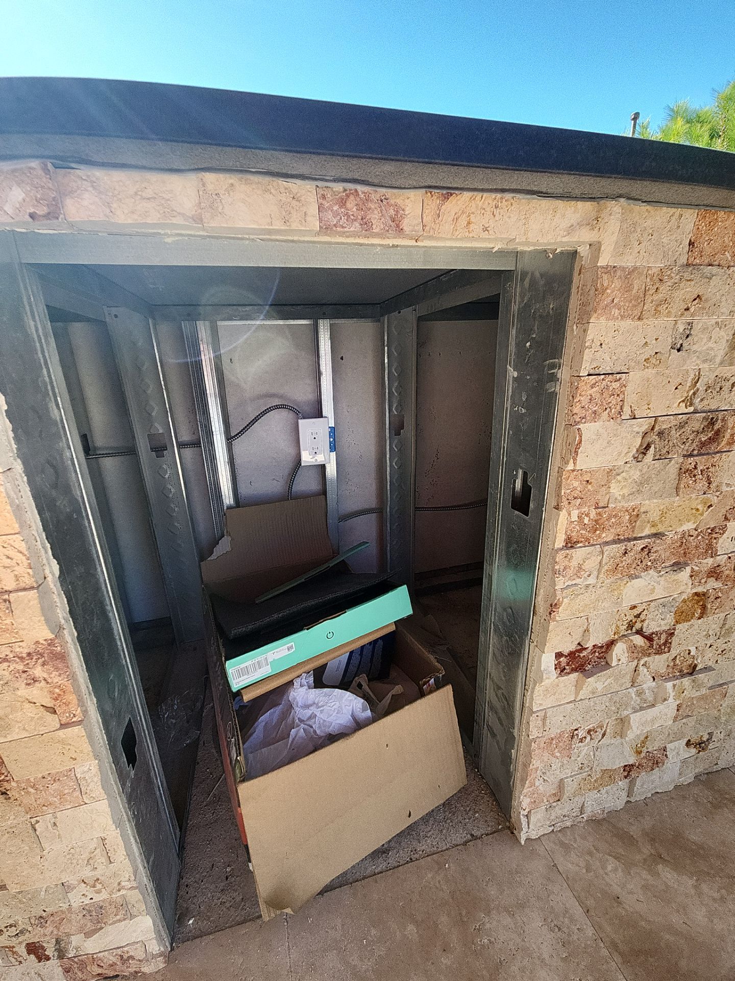 Covered Patio and Summer Kitchen in Spring,  TX by SophAlx LLC