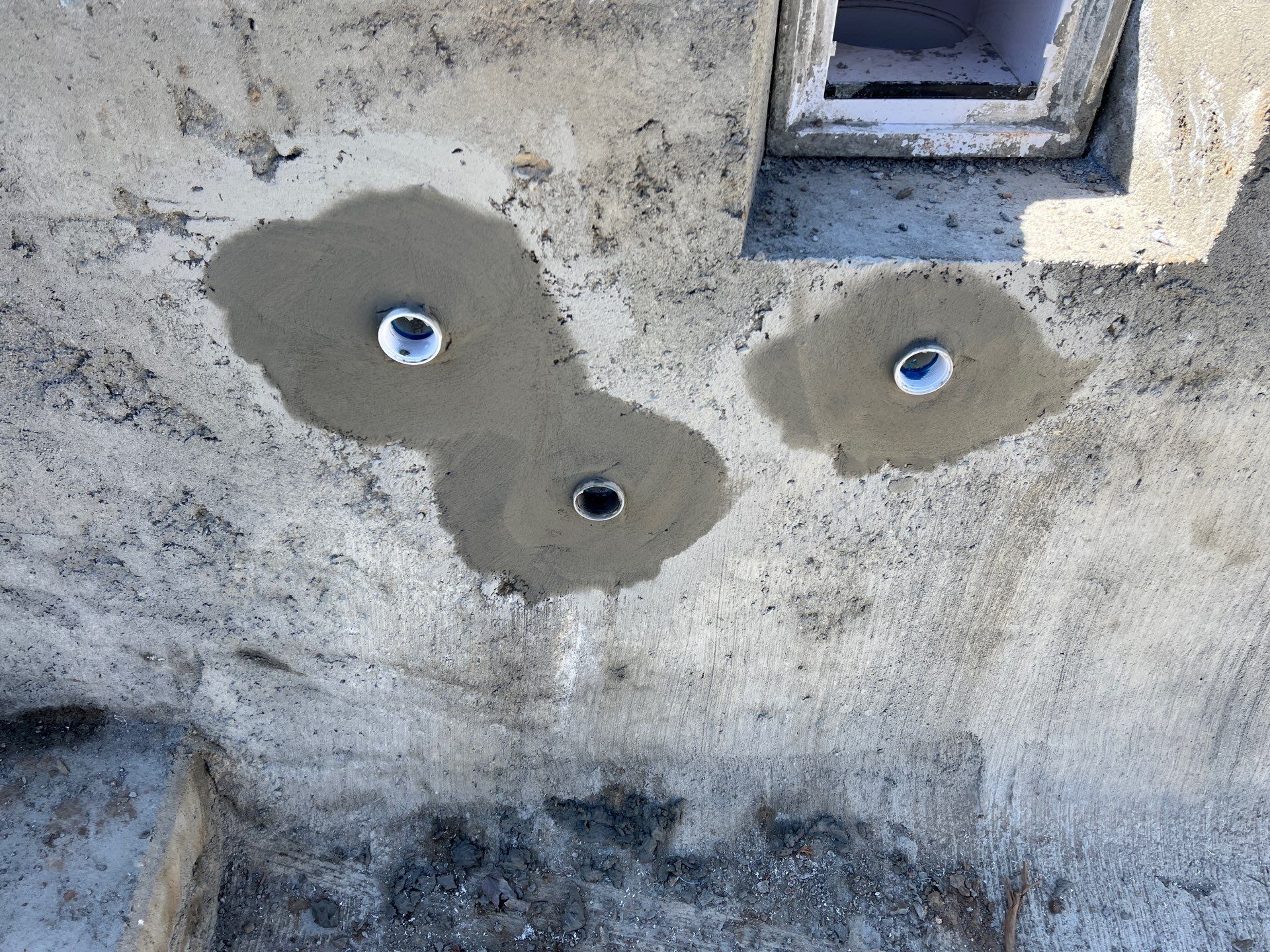 Gunite Pool w/ Spa and Water Features by Elysium Pools