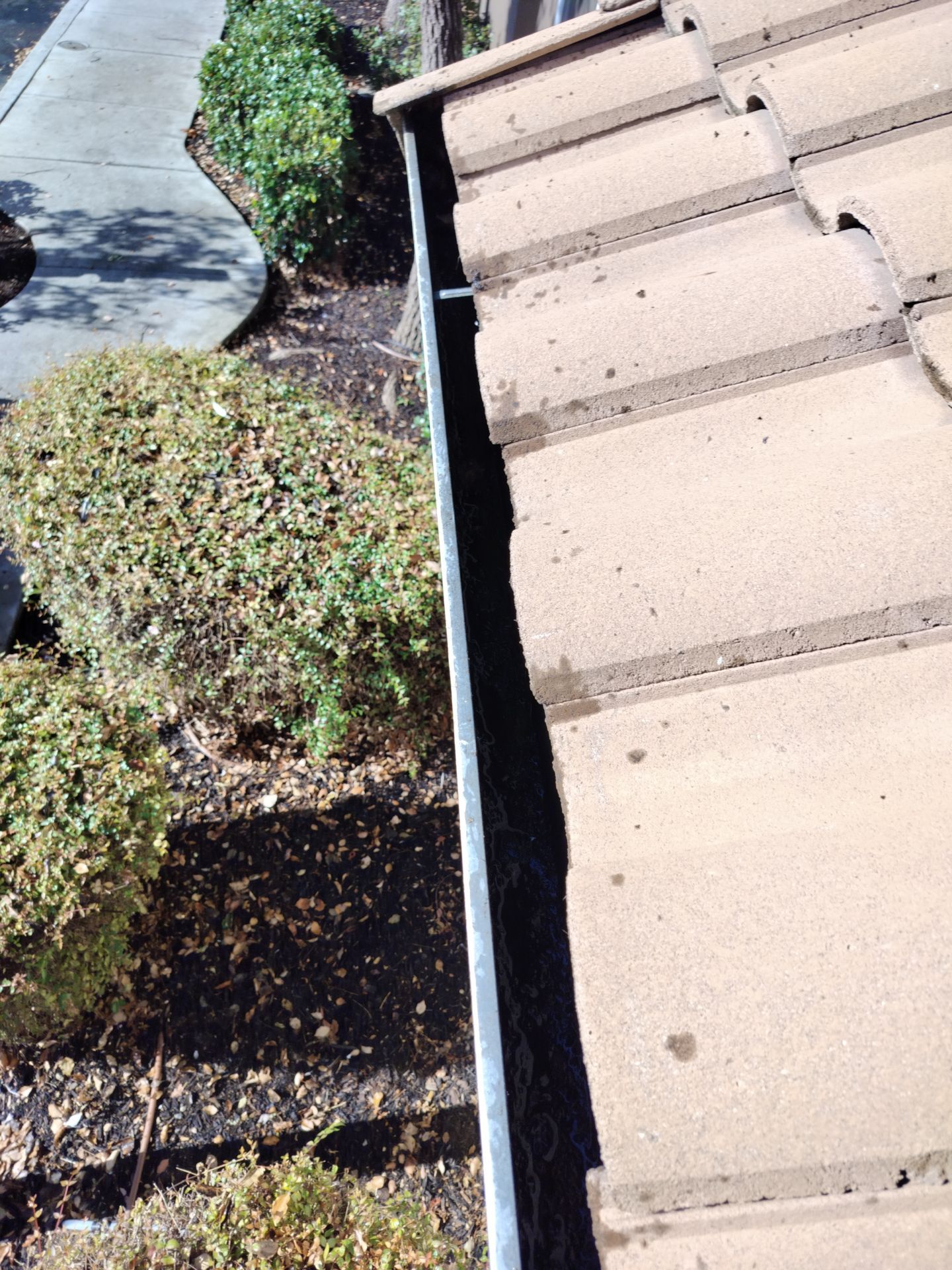 Commercial gutter cleaning San Jose after photo with clean gutters