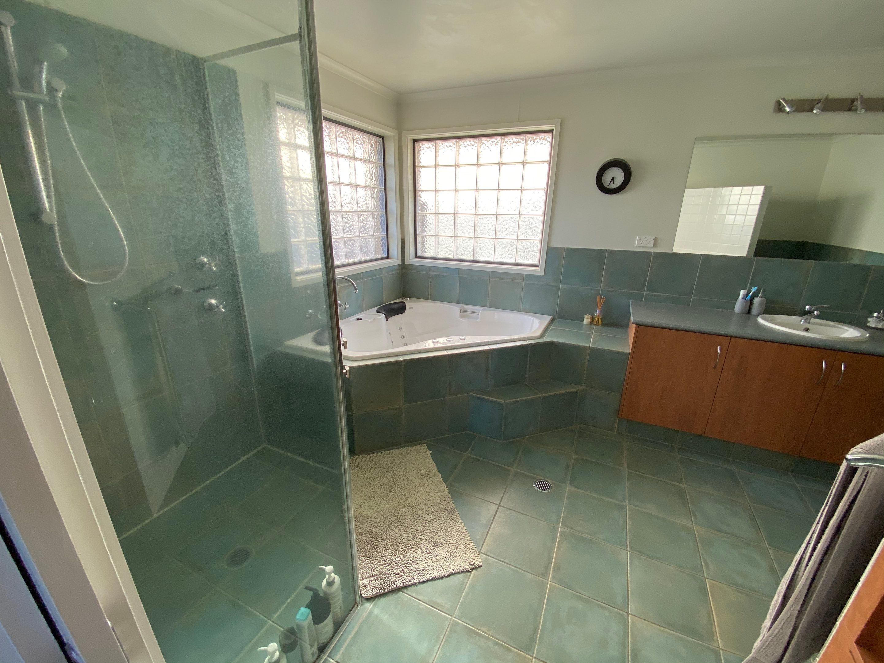 Large Ensuite Renovation by Re-seal Bathrooms