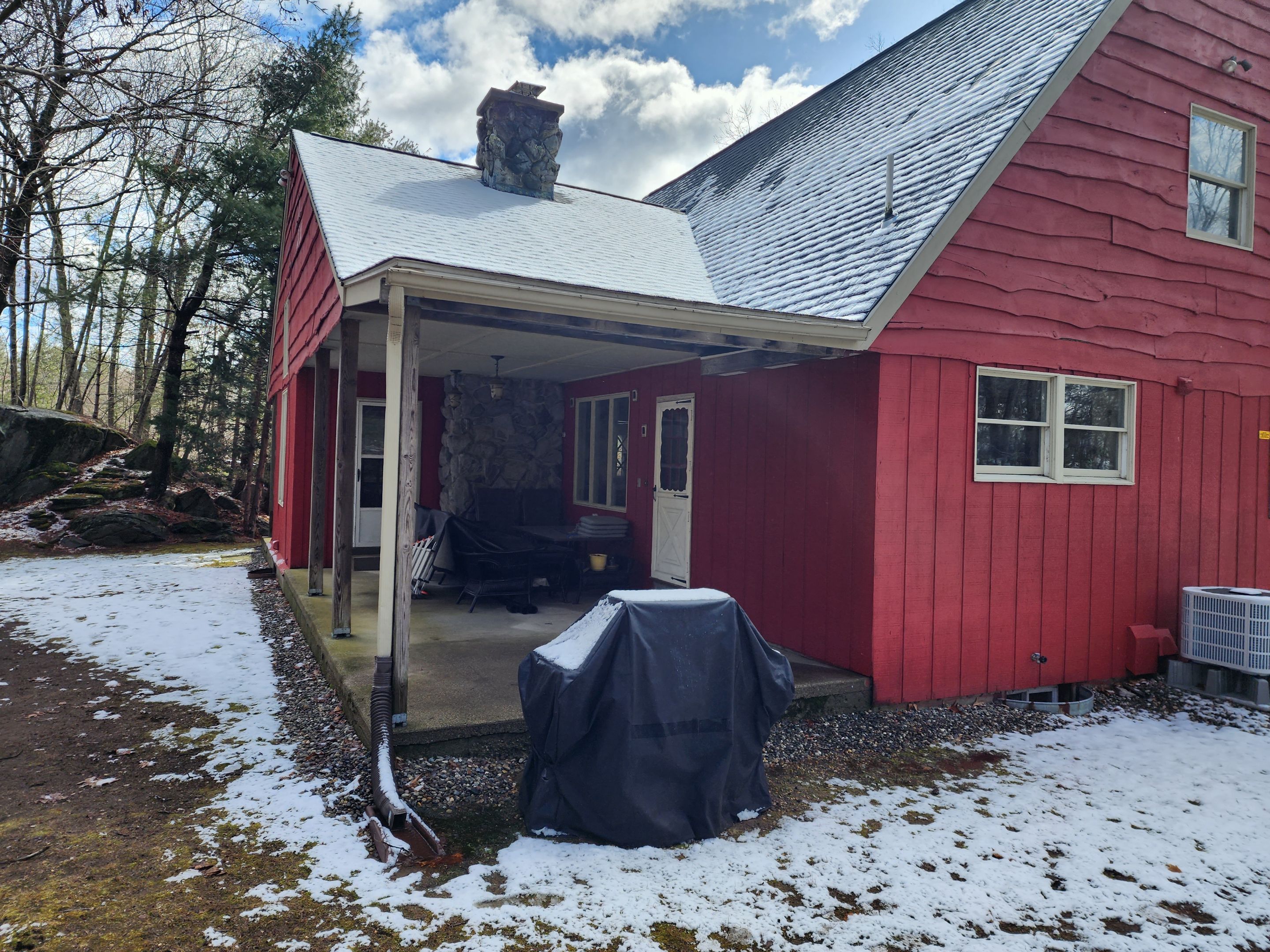 Vinyl siding with beige trim in Upton, MA by UBrothers Construction