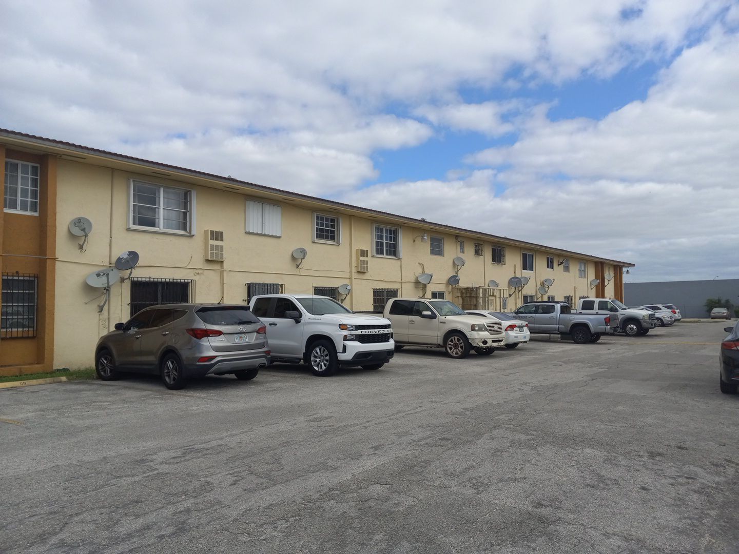 Villa Biscaya Jardines Condo by Souffront Construction & Engineering