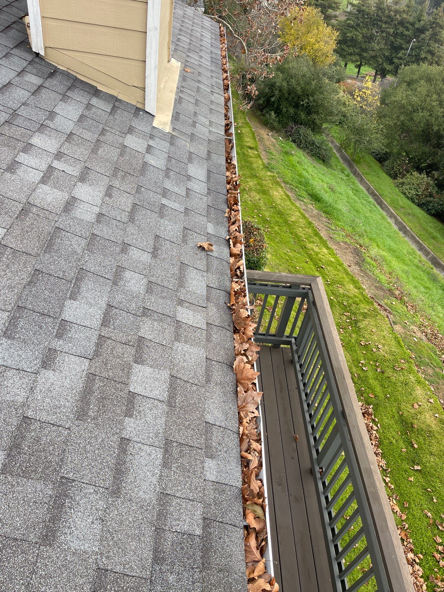 HOA gutter cleaning before photo Vallejo, CA