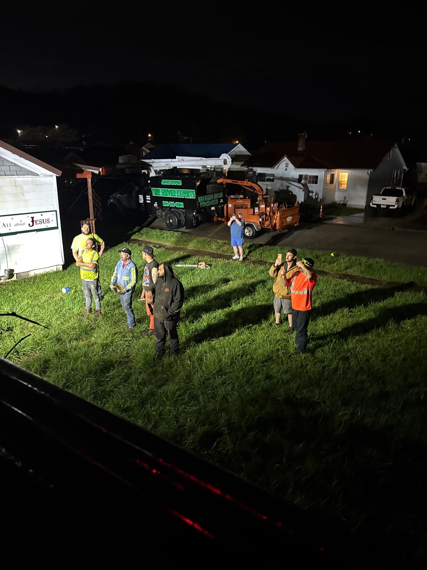 Project in Nitro, WV 	Rotator Crane Lifts Tree Off House | Nitro WV 	•	One Wrong Move Job | Rotator Crane Tree Removal 	•	Heavy Rescue Tree Job | Nitro WV 	•	Extreme Tree Removal Over Home | Nitro WV by Jones Empire LLC