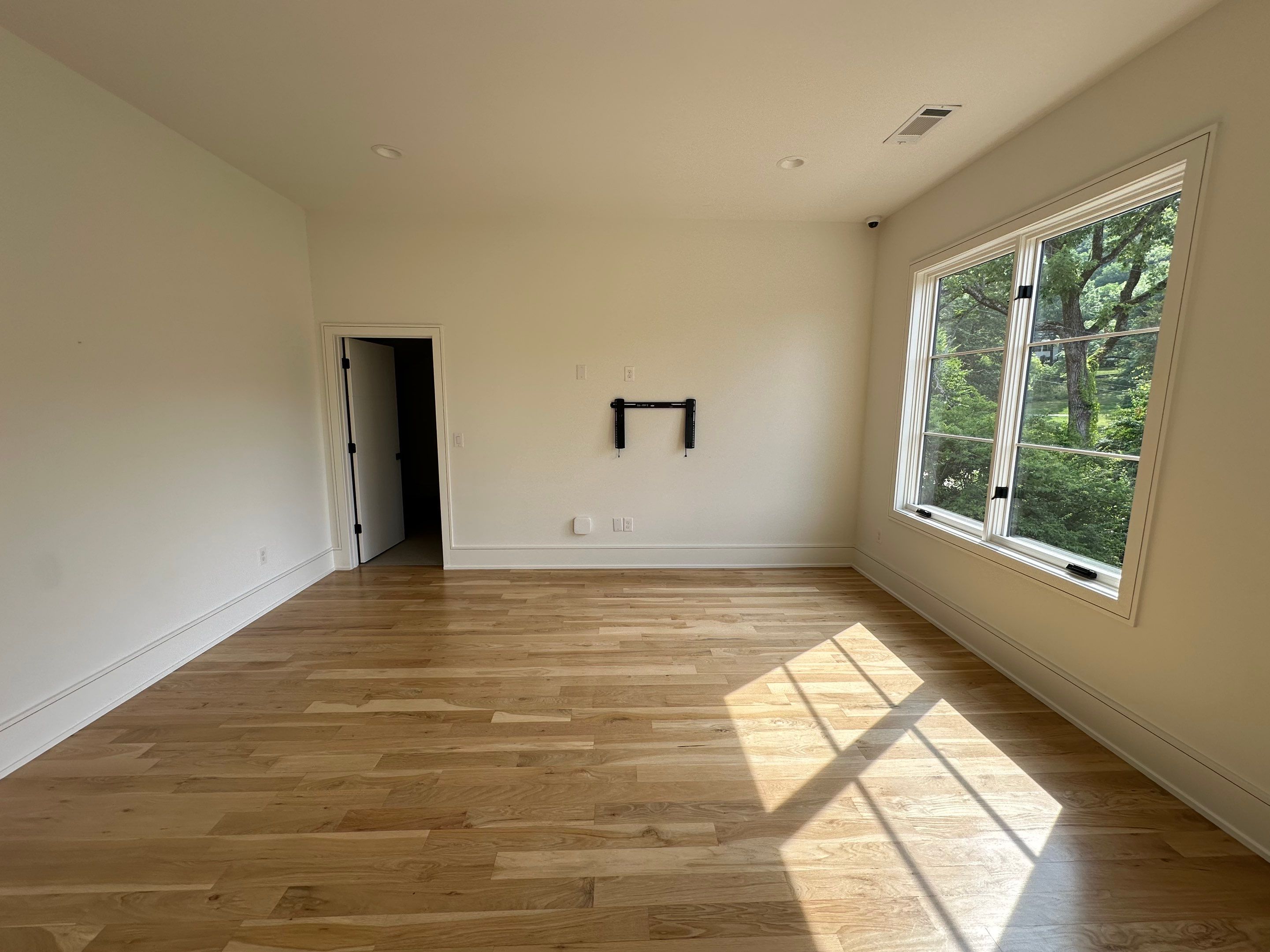 Interior Paint and Flooring in Nashville by Music City Improvements