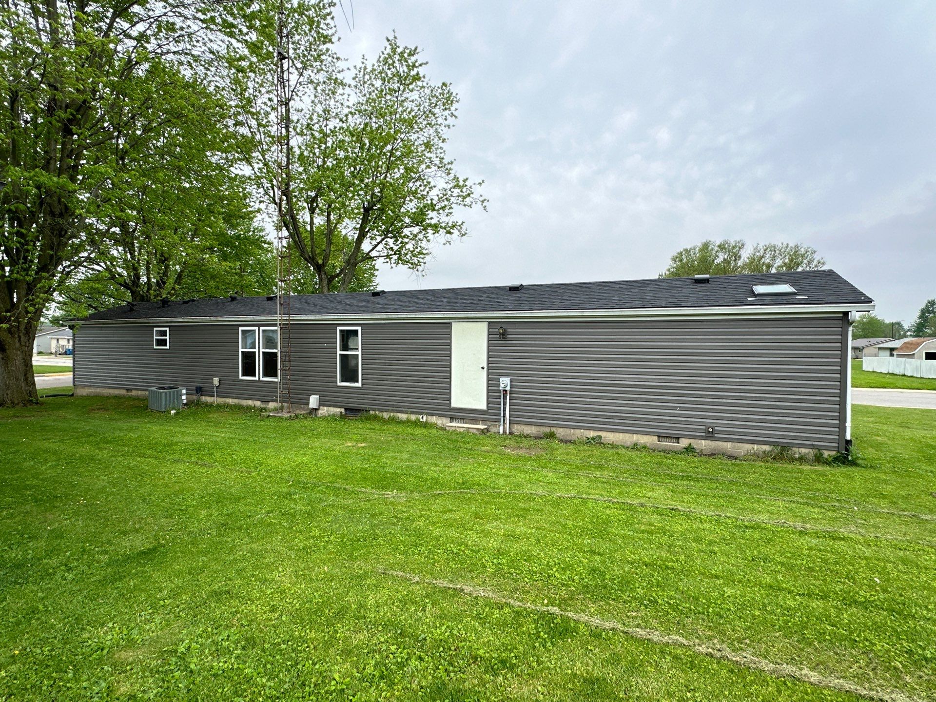 Roof and Siding Replacement using Norandex Cedar Knoll Graphite Siding and Owens Corning Durations in Onyx Black by WIW Enterprises Inc