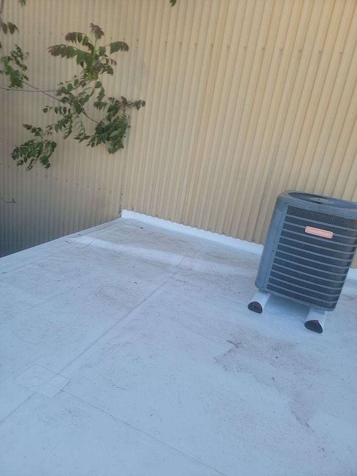 TPO single-ply roofing system using GAF by Straight Edge Roofing Inc