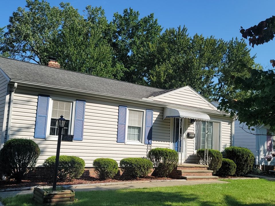 ATLAS PINNACLE COLOR: PRISTINE BLACK SHADOW DRIP EDGE: WHITE by Eagle Eye Roofing