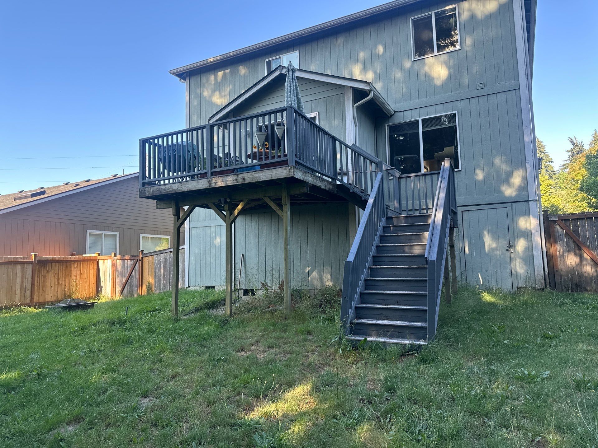 Elevated Composite Deck with Boulder Brown Accents in Olympia