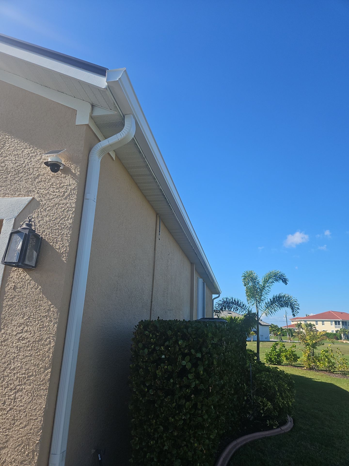 White 6 Inch Seamless Gutters using K-Style Seamless Gutters in Punta Gorda FL by Gutter Professors