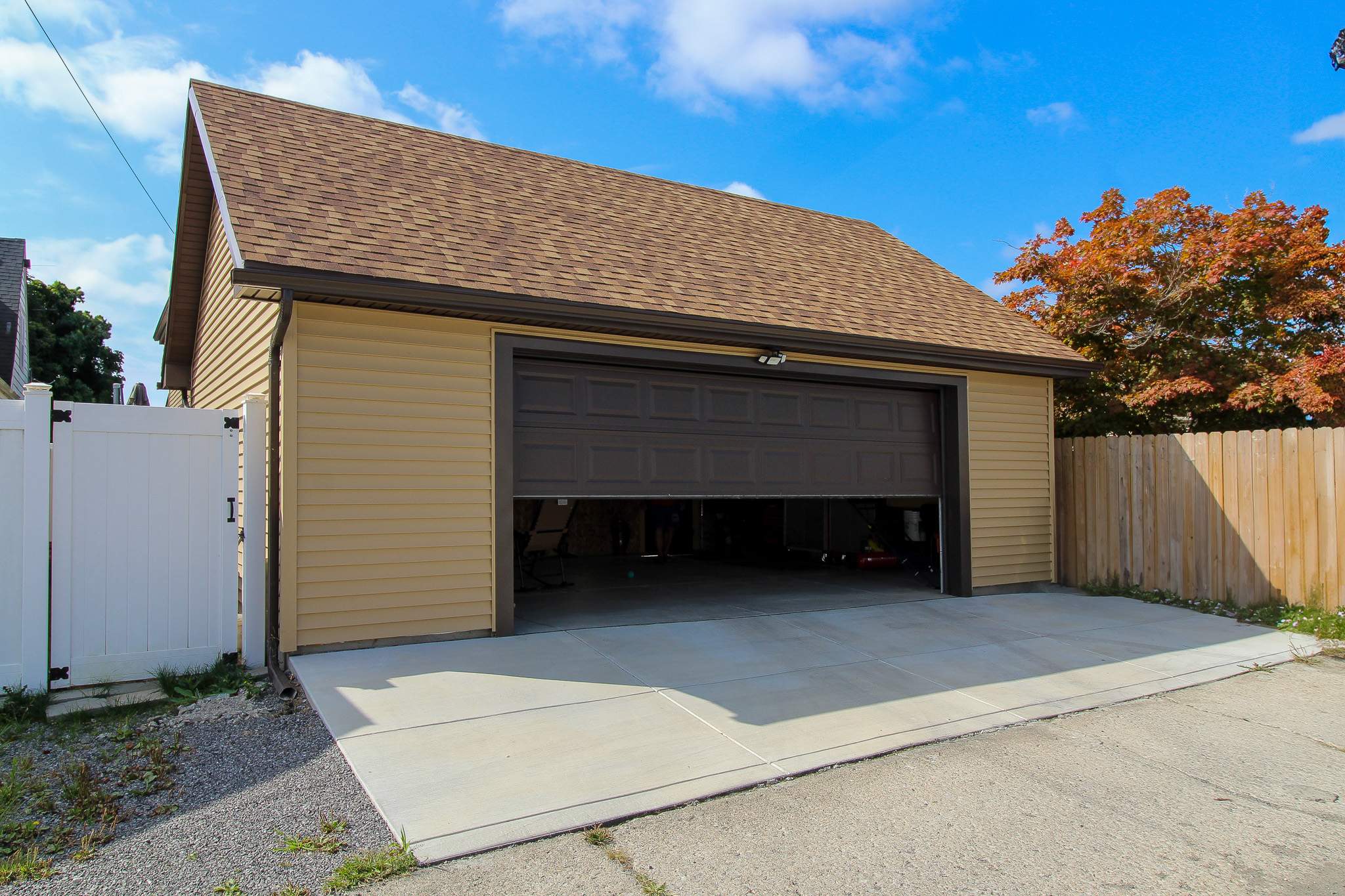 Garage by Ivy Lea Construction
