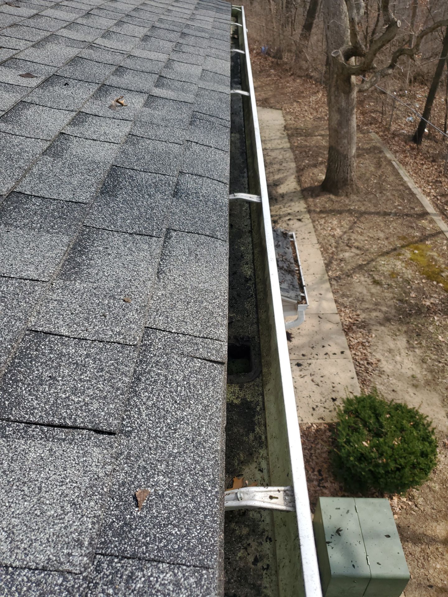 Commercial gutter cleaning Illinois after photo with clean gutters