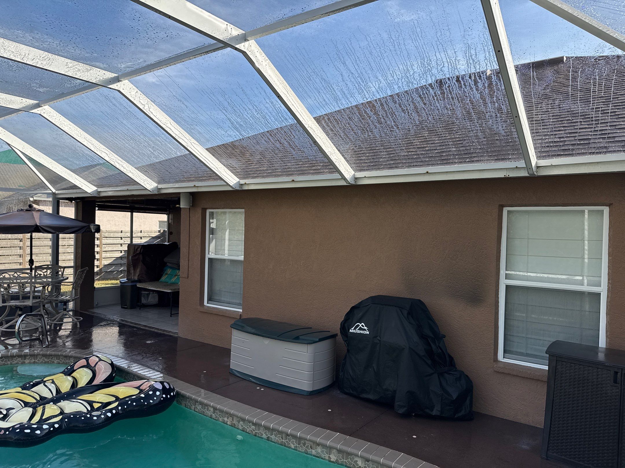 Driveway, Sidewalk, Street Curbing & Pool Screen Enclosure Cleaning in Regency Oaks, Palmetto, FL | Sunshine AquaWash by Sunshine AquaWash