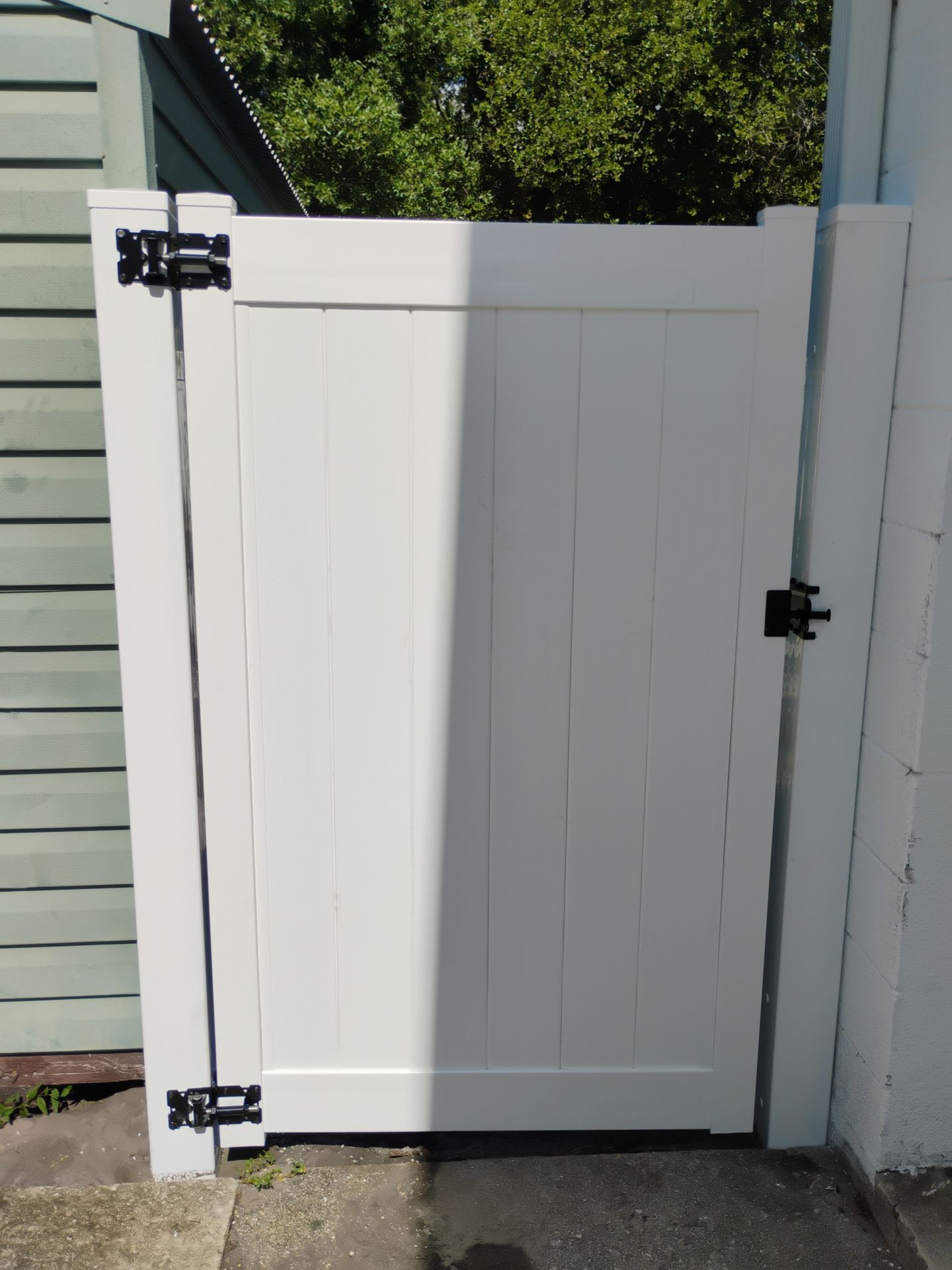 White Vinyl Privacy Fence and Gate Installation in Bradenton by True Fence LLC