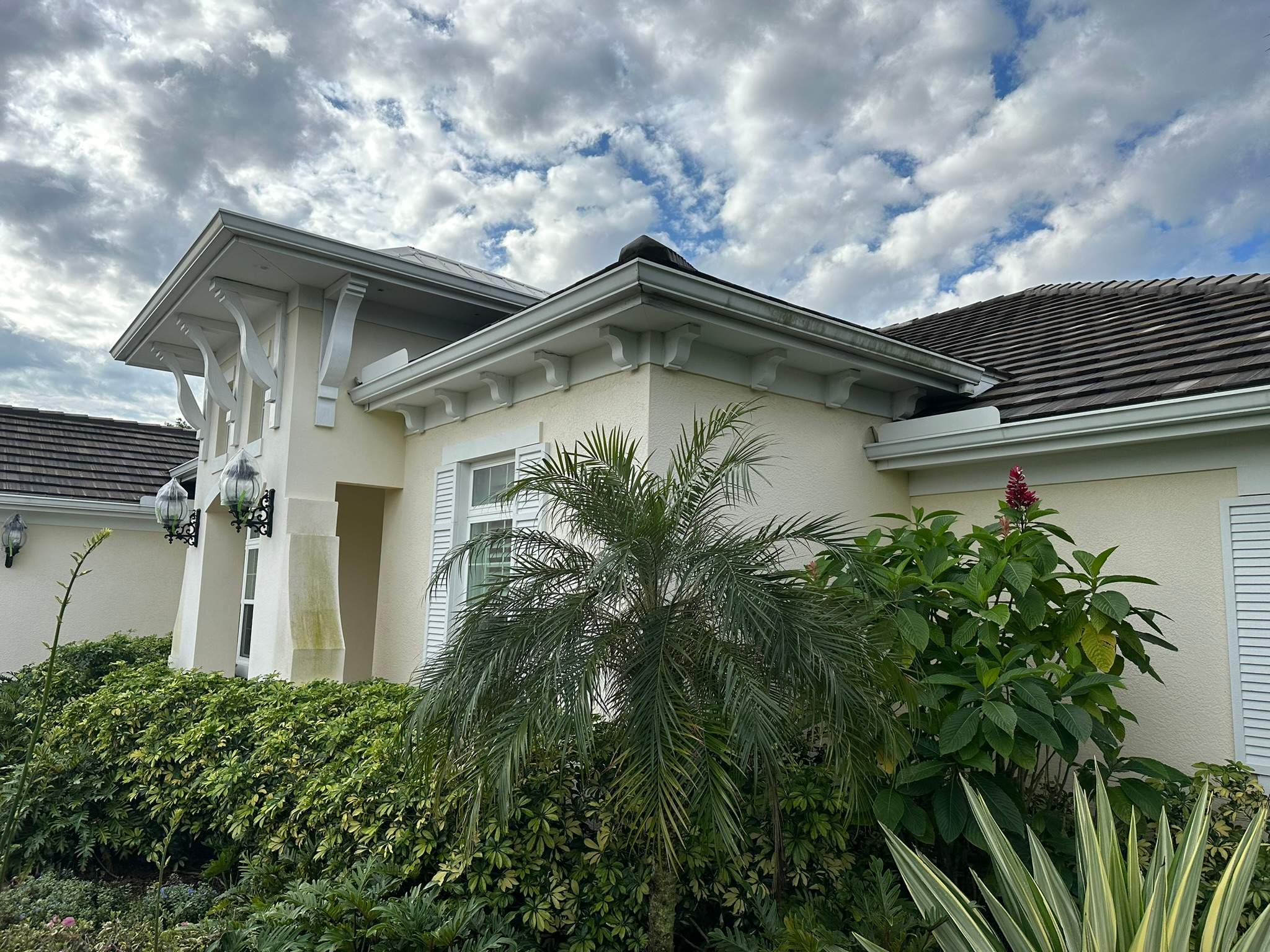 House Wash & Pool Screen Enclosure Cleaning in Winding River Community, Bradenton, FL | Sunshine AquaWash by Sunshine AquaWash