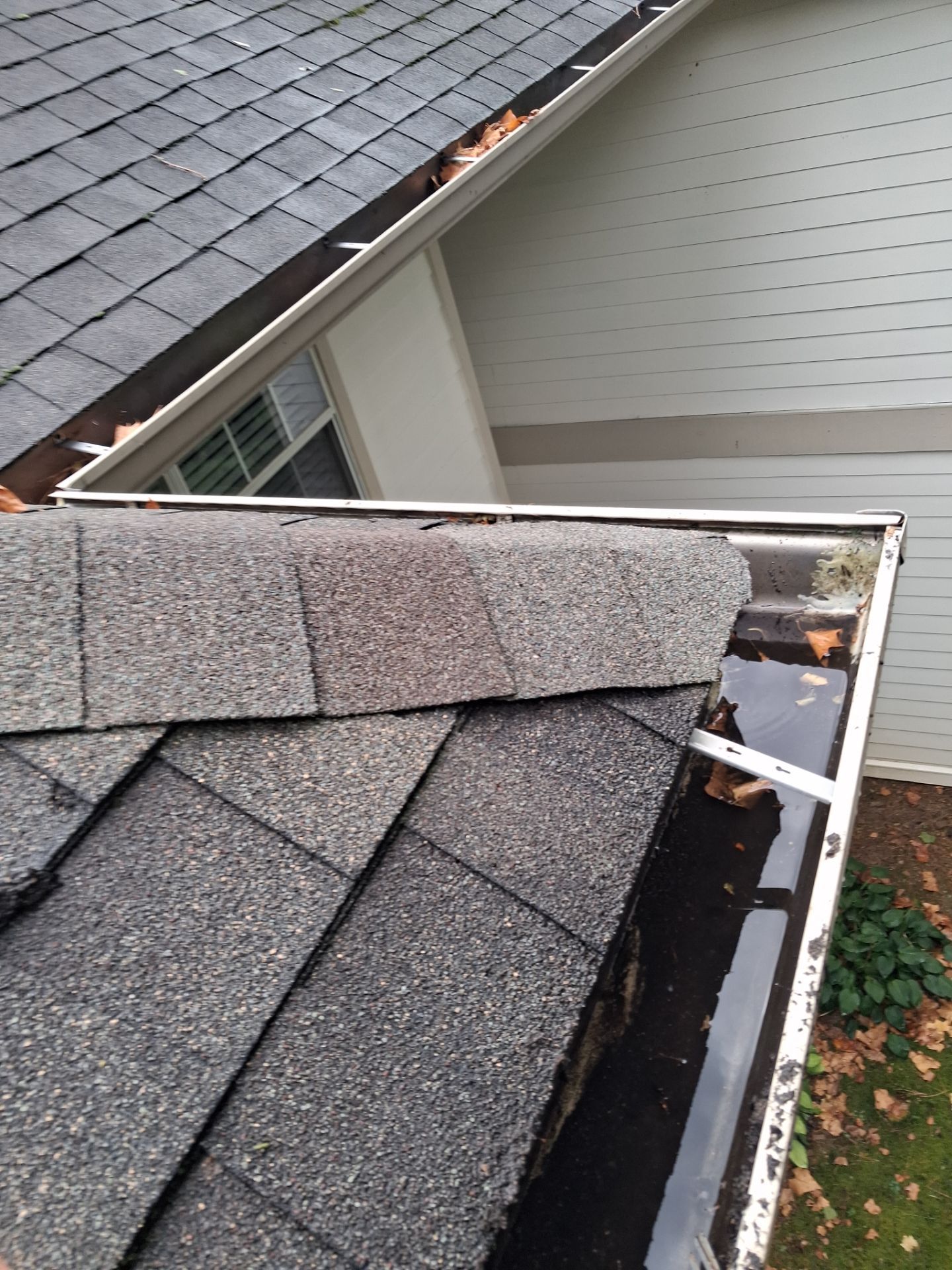 Commercial gutter cleaning Georgia after photo with clean gutters