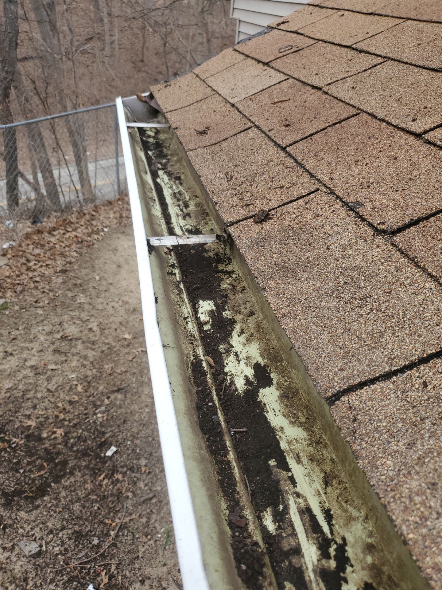 Commercial gutter cleaning Peoria, IL after photo with clean gutters
