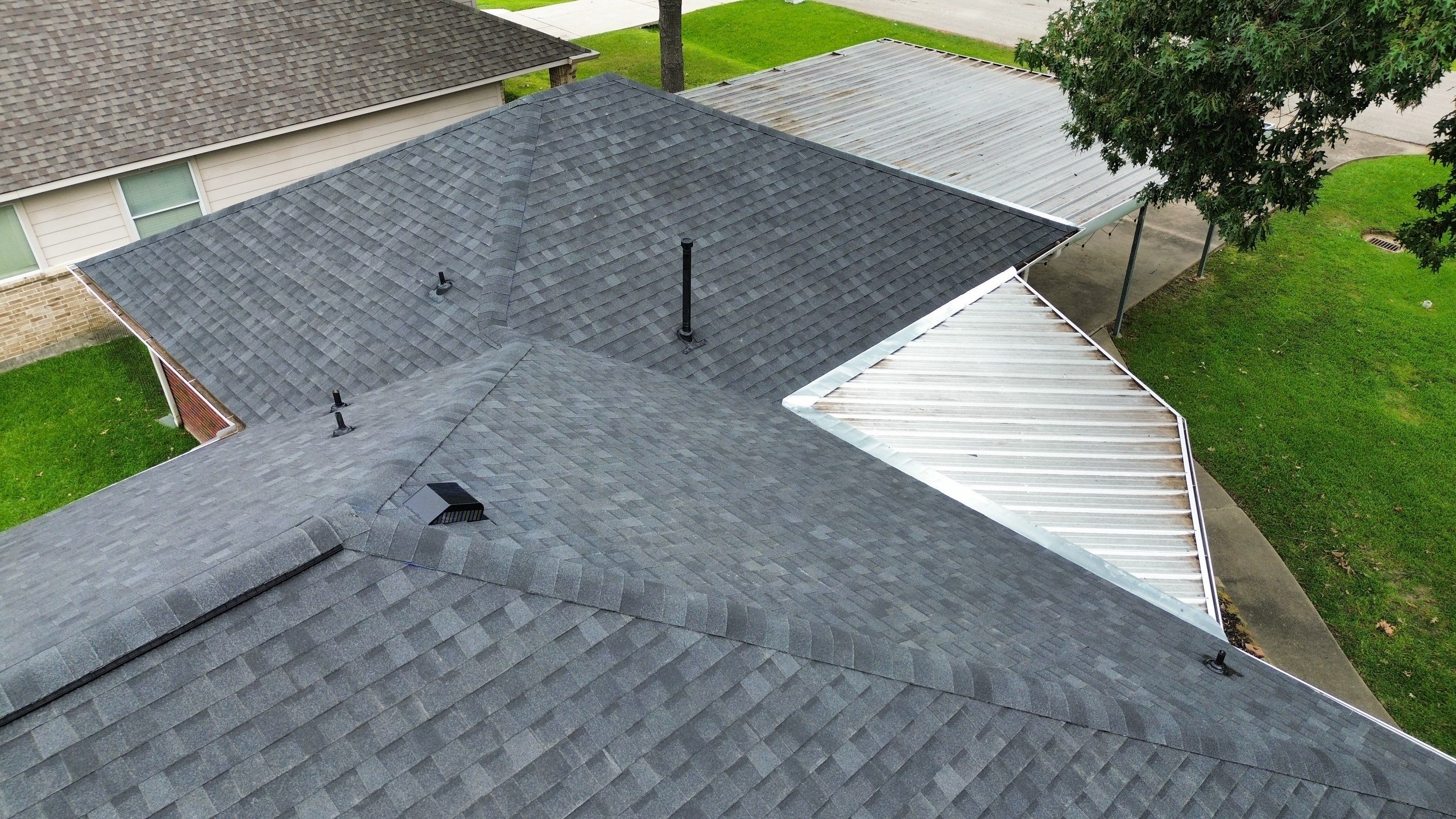 Crosby Roof Installation using Atlas Pinnacle Pristine by Modern BYLT Roofing & Construction