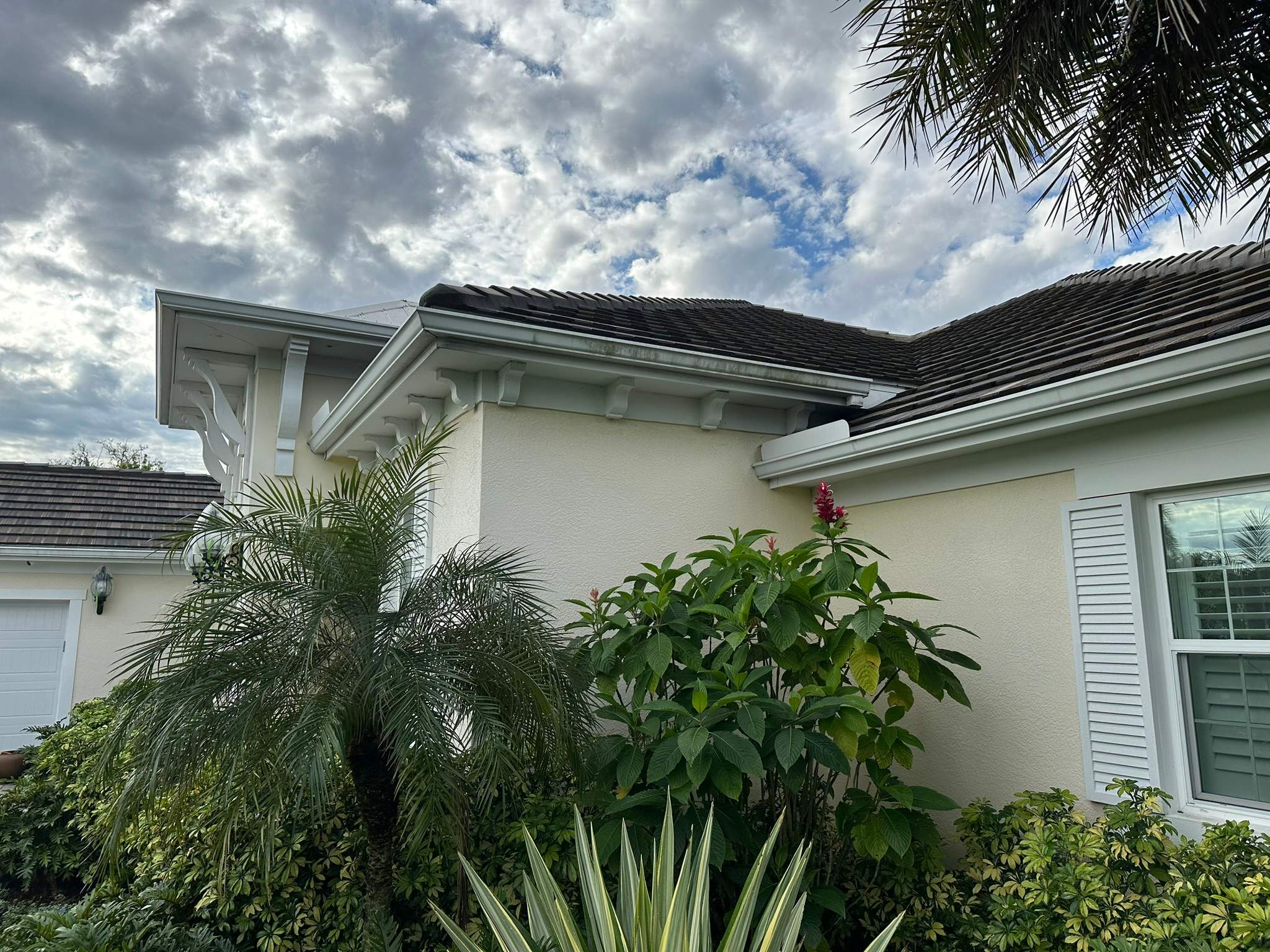 House Wash & Pool Screen Enclosure Cleaning in Winding River Community, Bradenton, FL | Sunshine AquaWash by Sunshine AquaWash