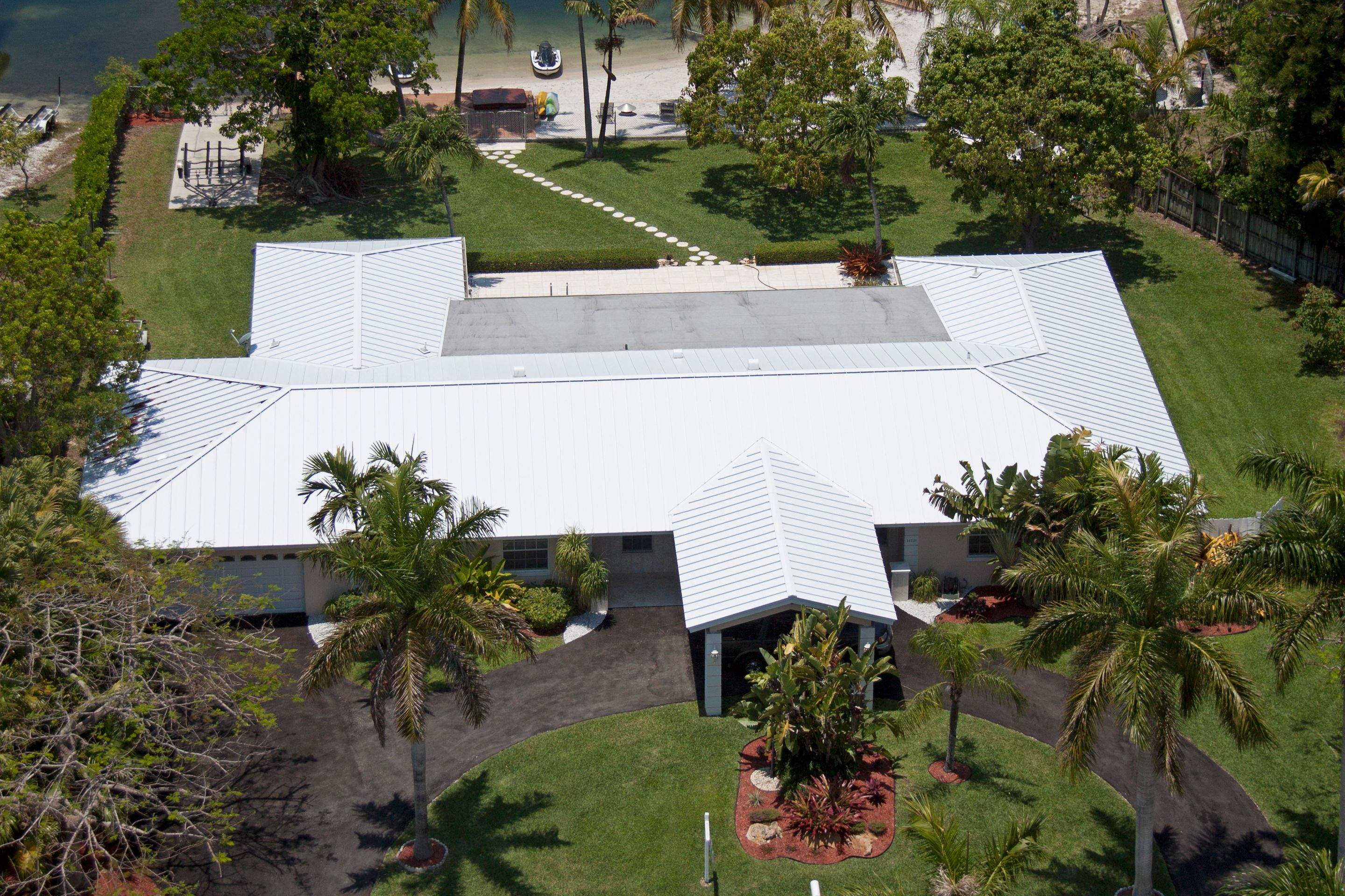 Metal Roof - Galvalume - Regal White by Istueta Roofing