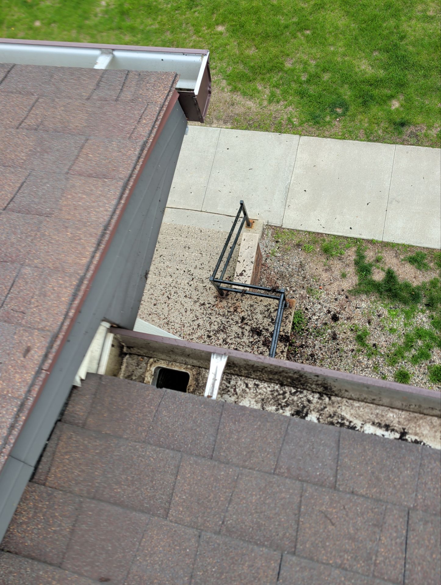 Commercial gutter cleaning Flint, MI after photo with clean gutters