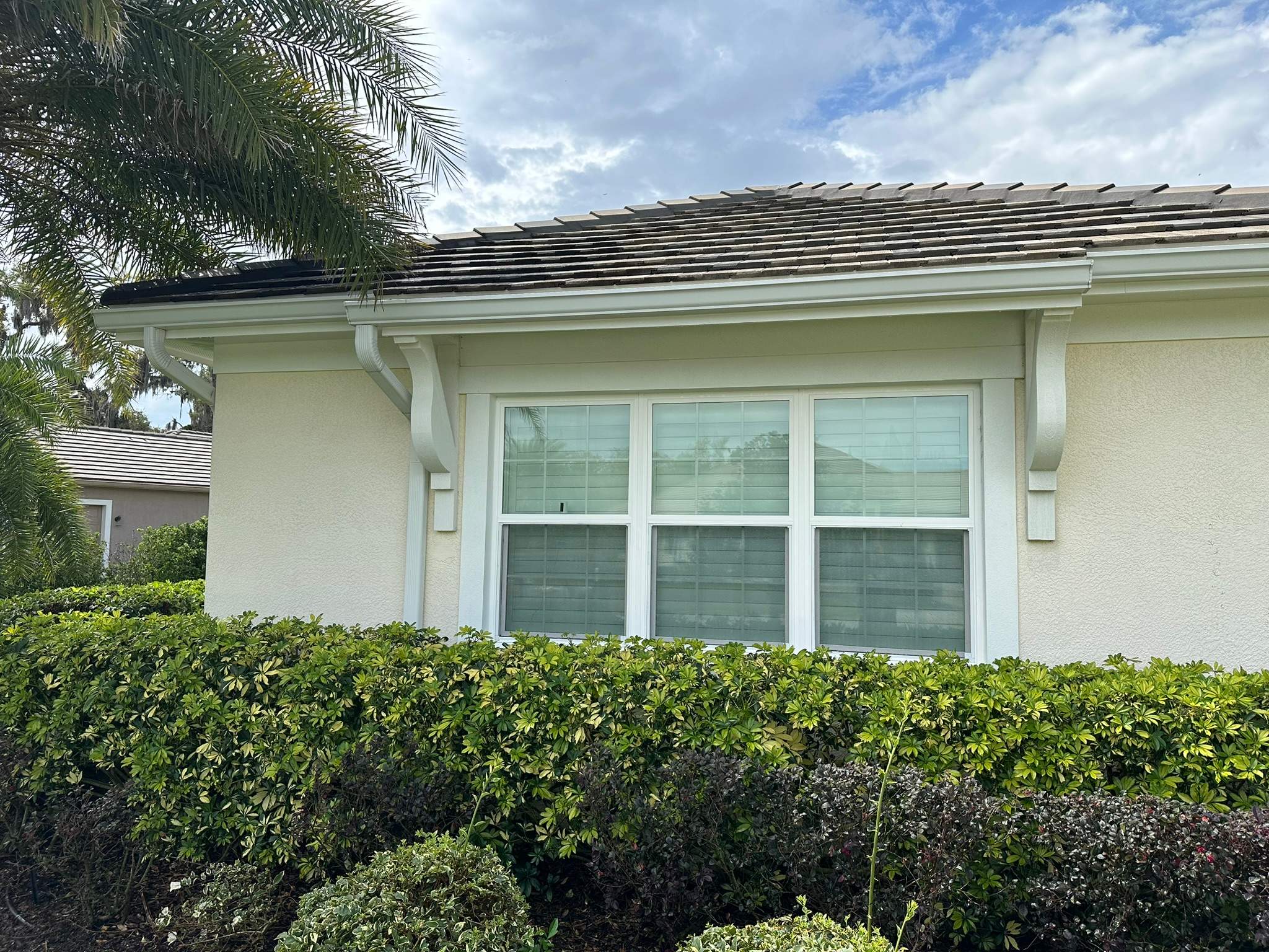 House Wash & Pool Screen Enclosure Cleaning in Winding River Community, Bradenton, FL | Sunshine AquaWash by Sunshine AquaWash