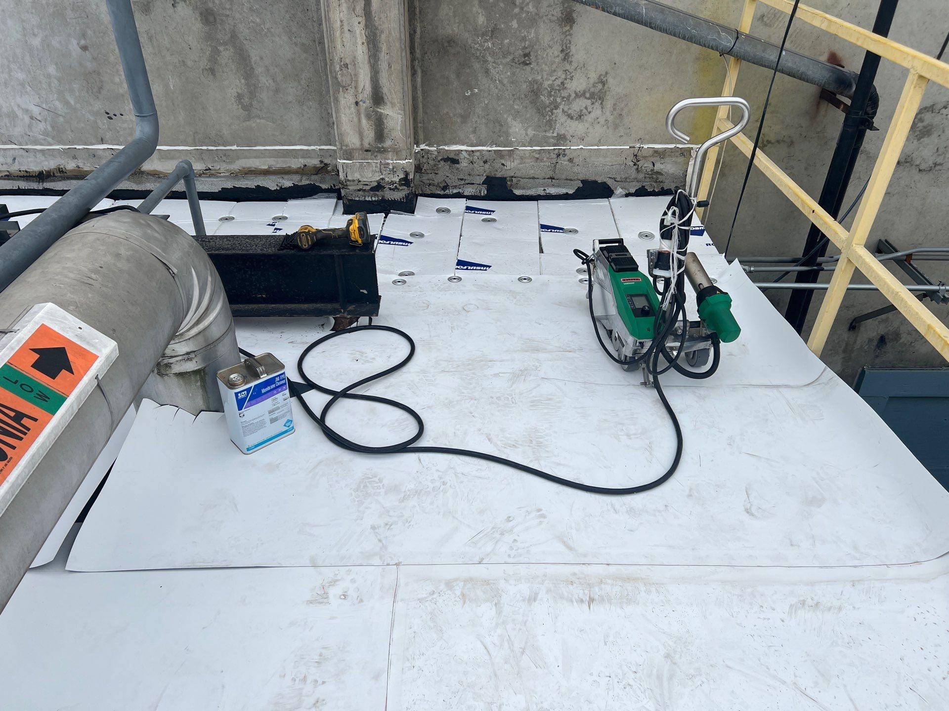 TPO single-ply roofing system using GAF Single-ply TPO 60 mil with 1.5 inch ISO board insulation by Straight Edge Roofing Inc