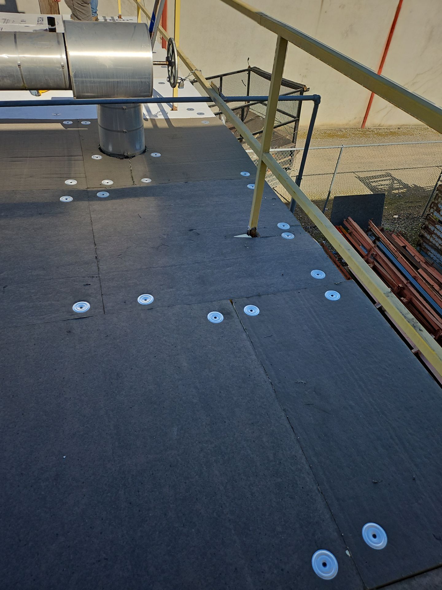 TPO single-ply roofing system using GAF Single-ply TPO 60 mil with 1.5 inch ISO board insulation by Straight Edge Roofing Inc
