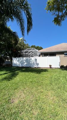 Bradenton, FL 6ft. Tall White Vinyl Privacy Fence