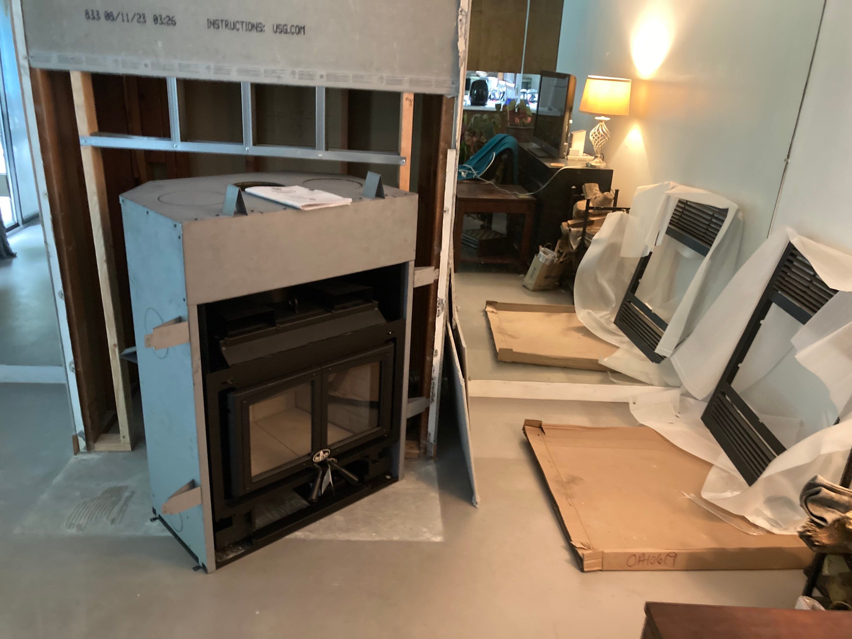 Wood fireplace  by Neighborhood Chimney Services 