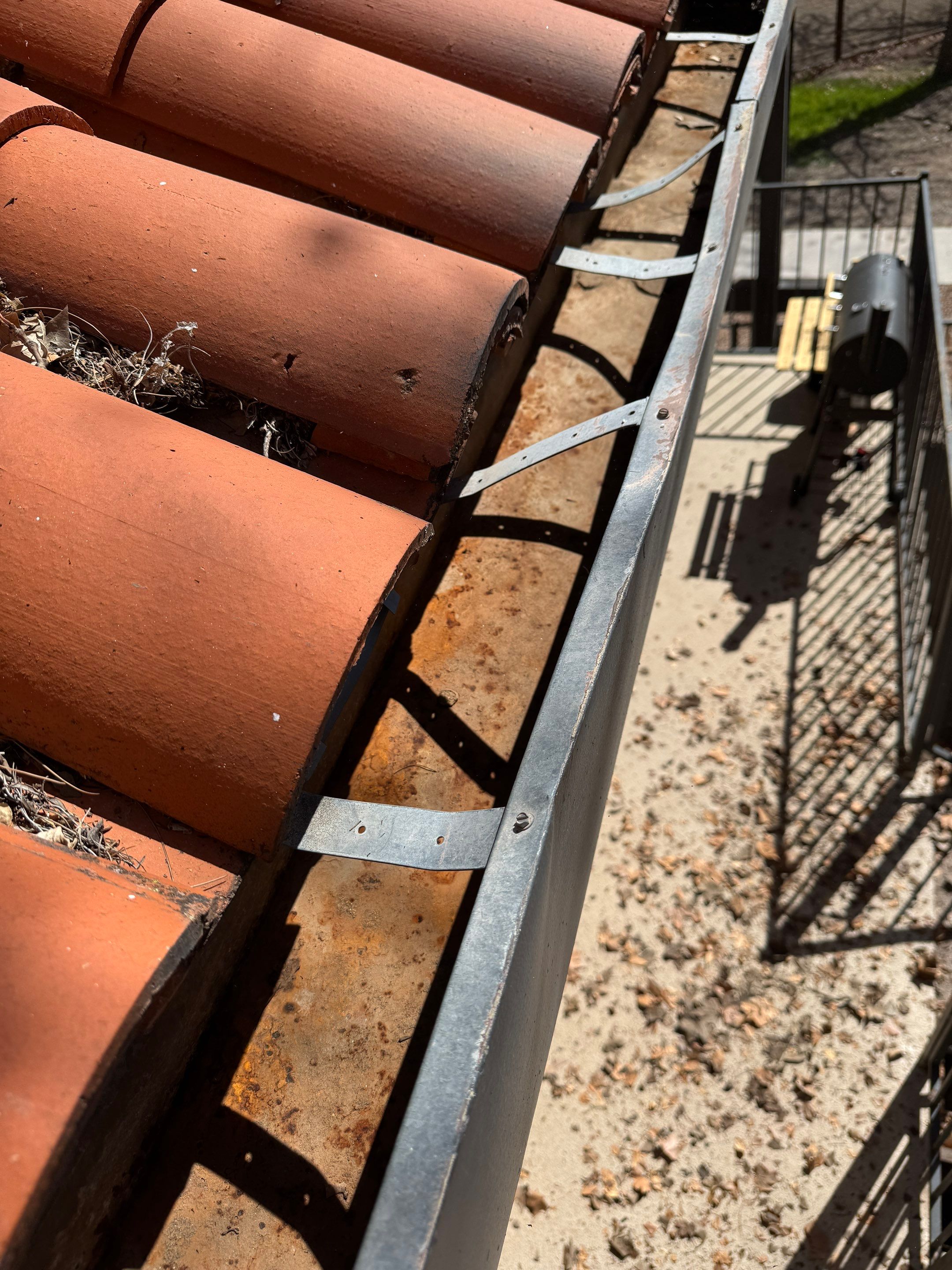 Commercial gutter cleaning Tucson, AZ after photo with clean gutters